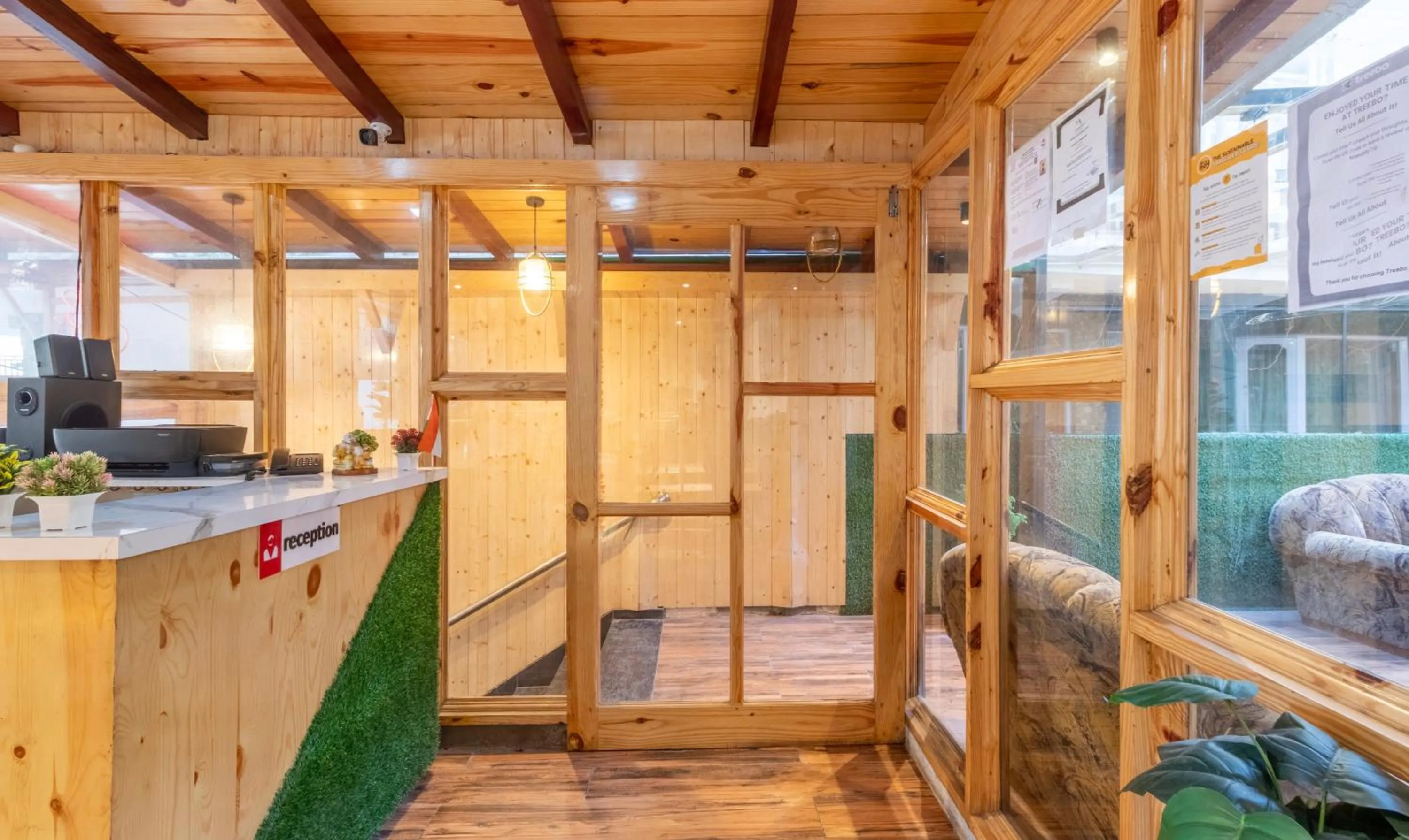 Lobby or reception in Itsy Hotels Shri Gv Inn, 600 Mtrs From Tiffin Top