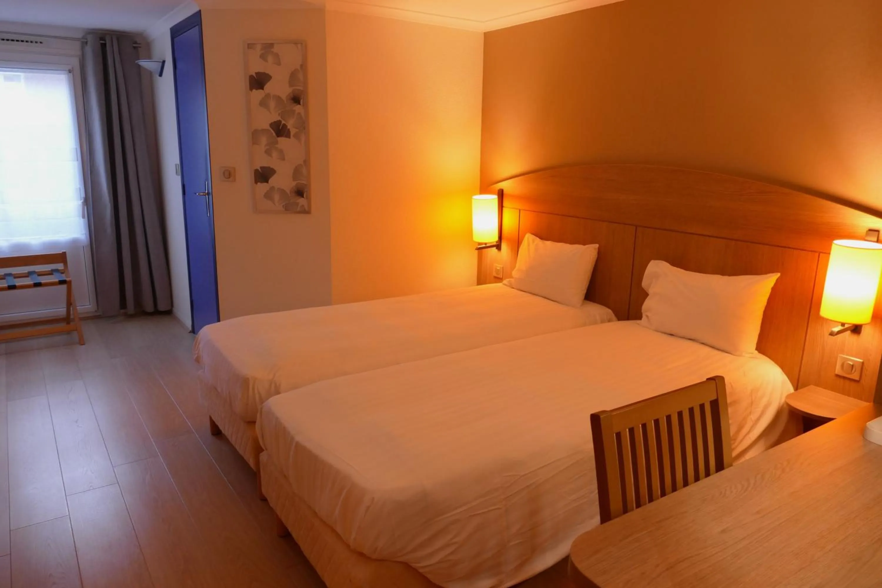 Photo of the whole room, Bed in The Originals City, Hôtel Le Gayant, Douai