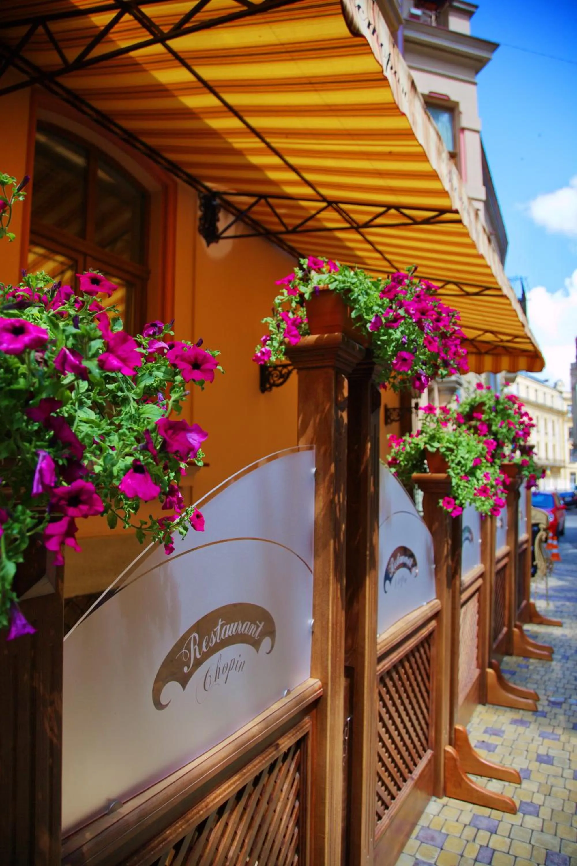 Restaurant/places to eat in Chopin Hotel