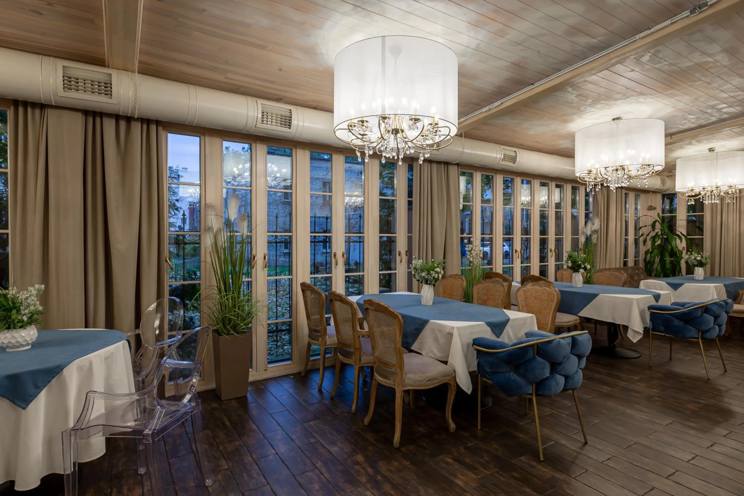 Restaurant/places to eat in Chopin Hotel