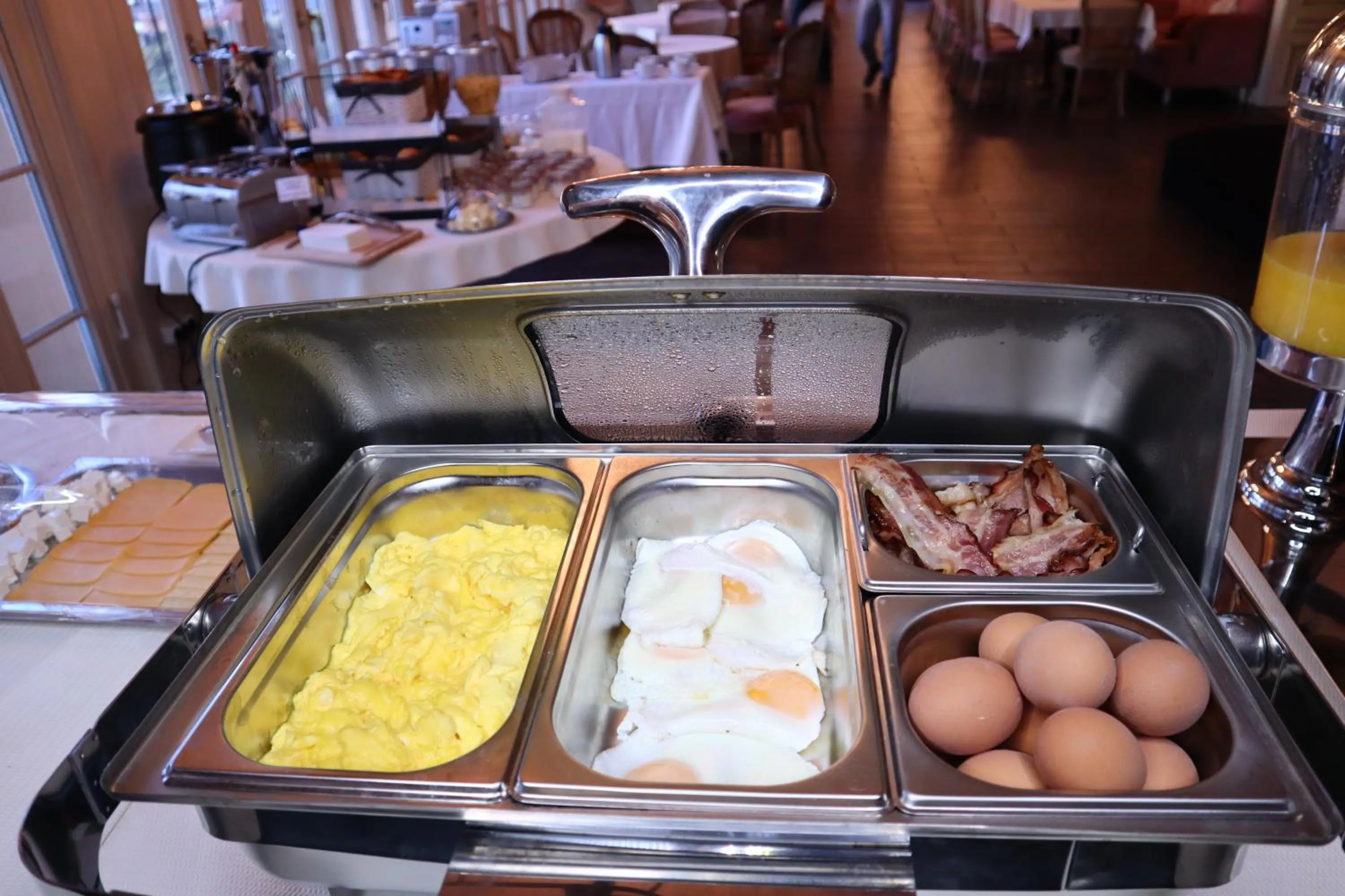 Restaurant/places to eat in Chopin Hotel