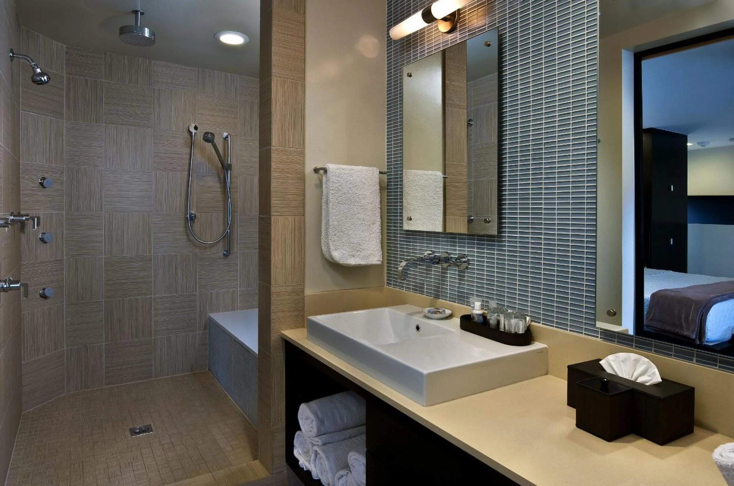 Bathroom in Aurora Hotel