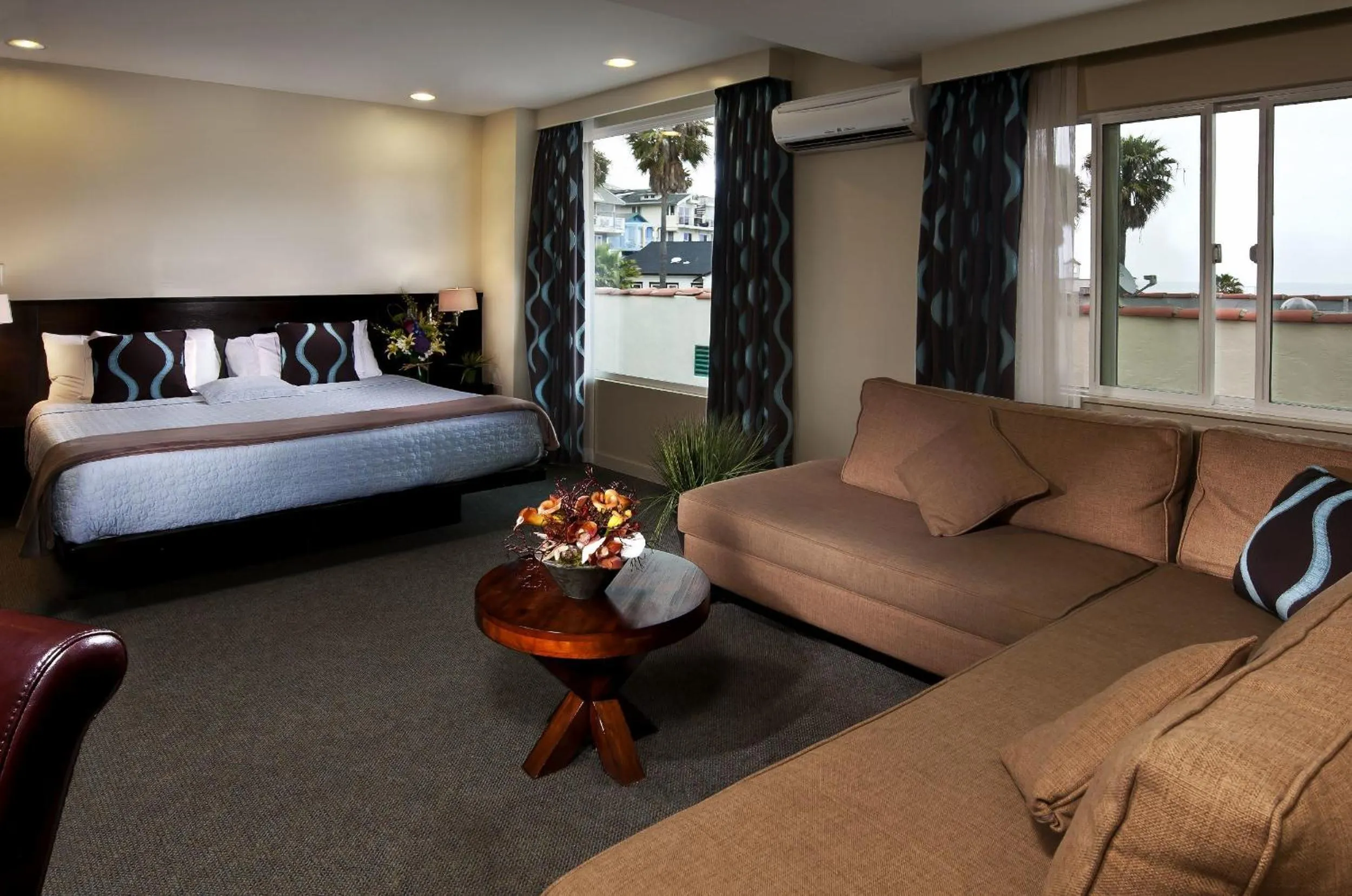 Living room, Bed in Aurora Hotel