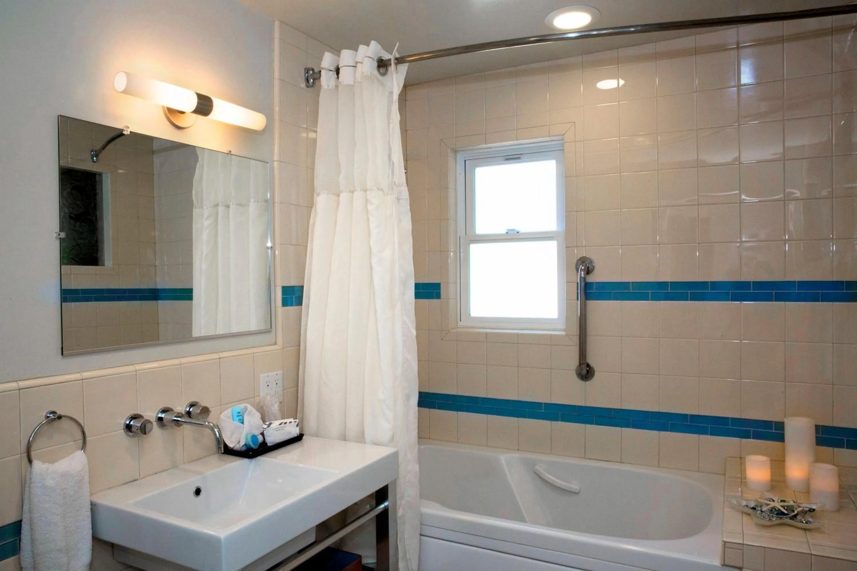 Bathroom in Aurora Hotel