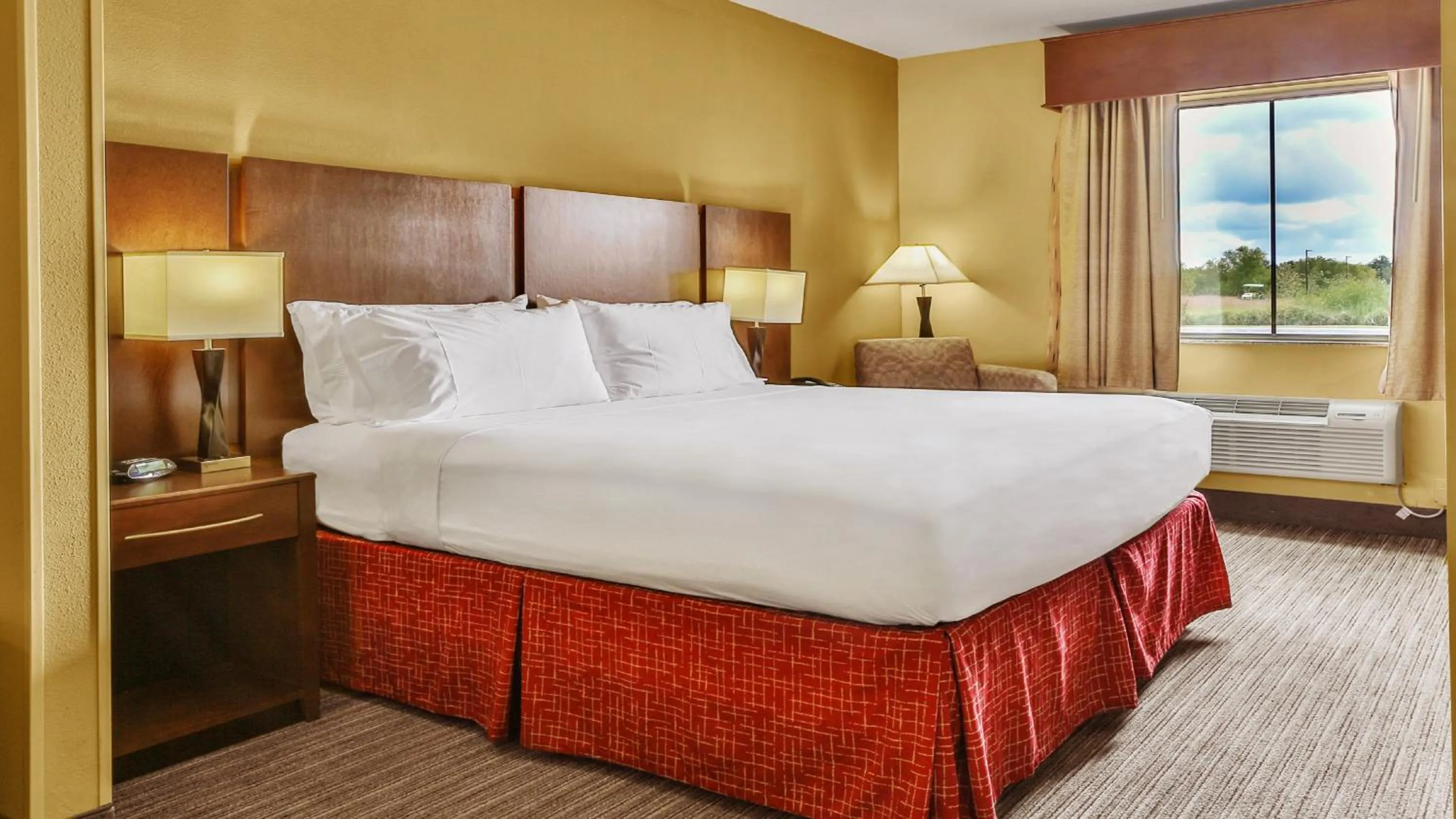 Bed in Holiday Inn Express & Suites Houston South - Near Pearland by IHG