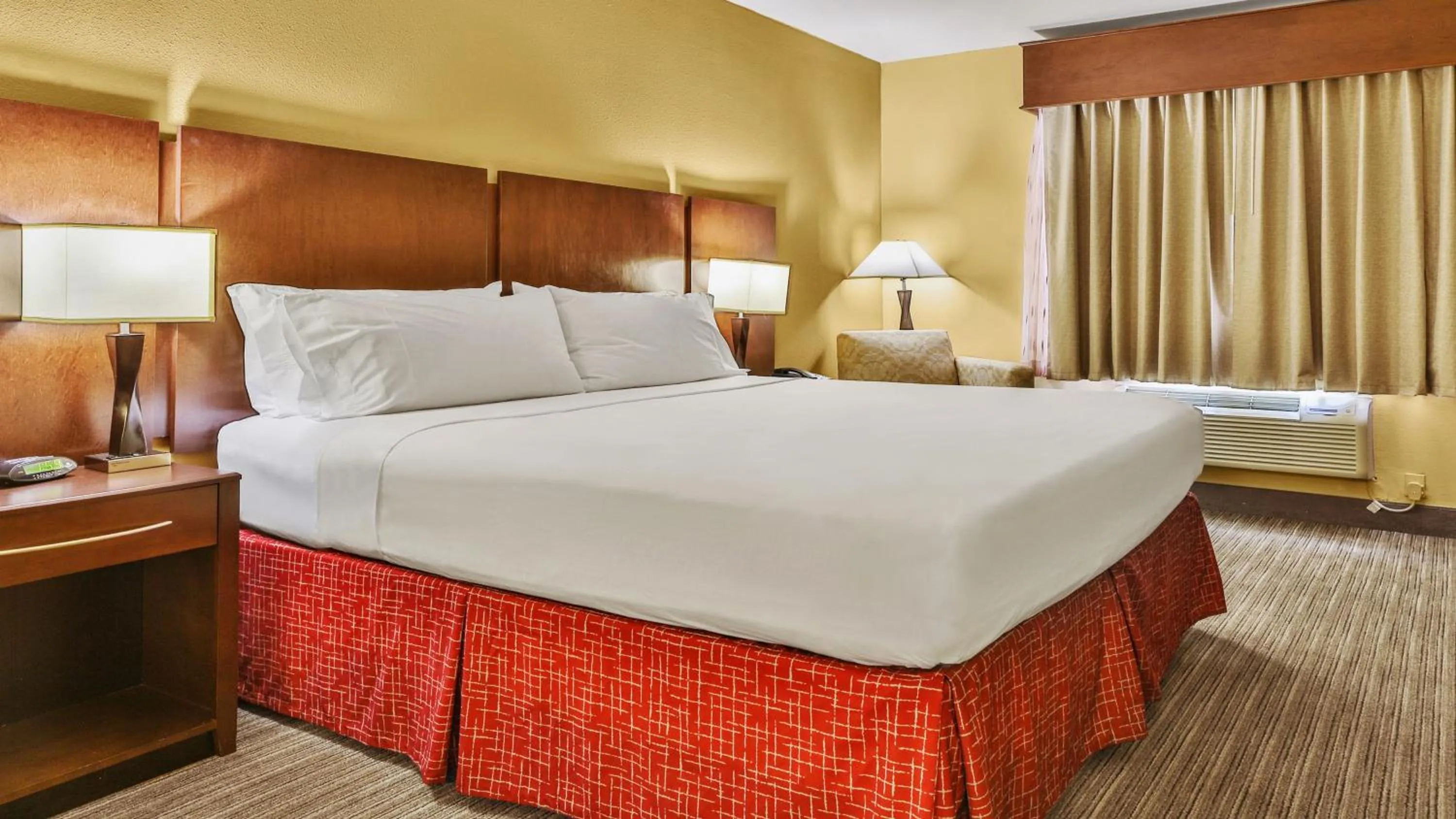 Bed in Holiday Inn Express & Suites Houston South - Near Pearland by IHG