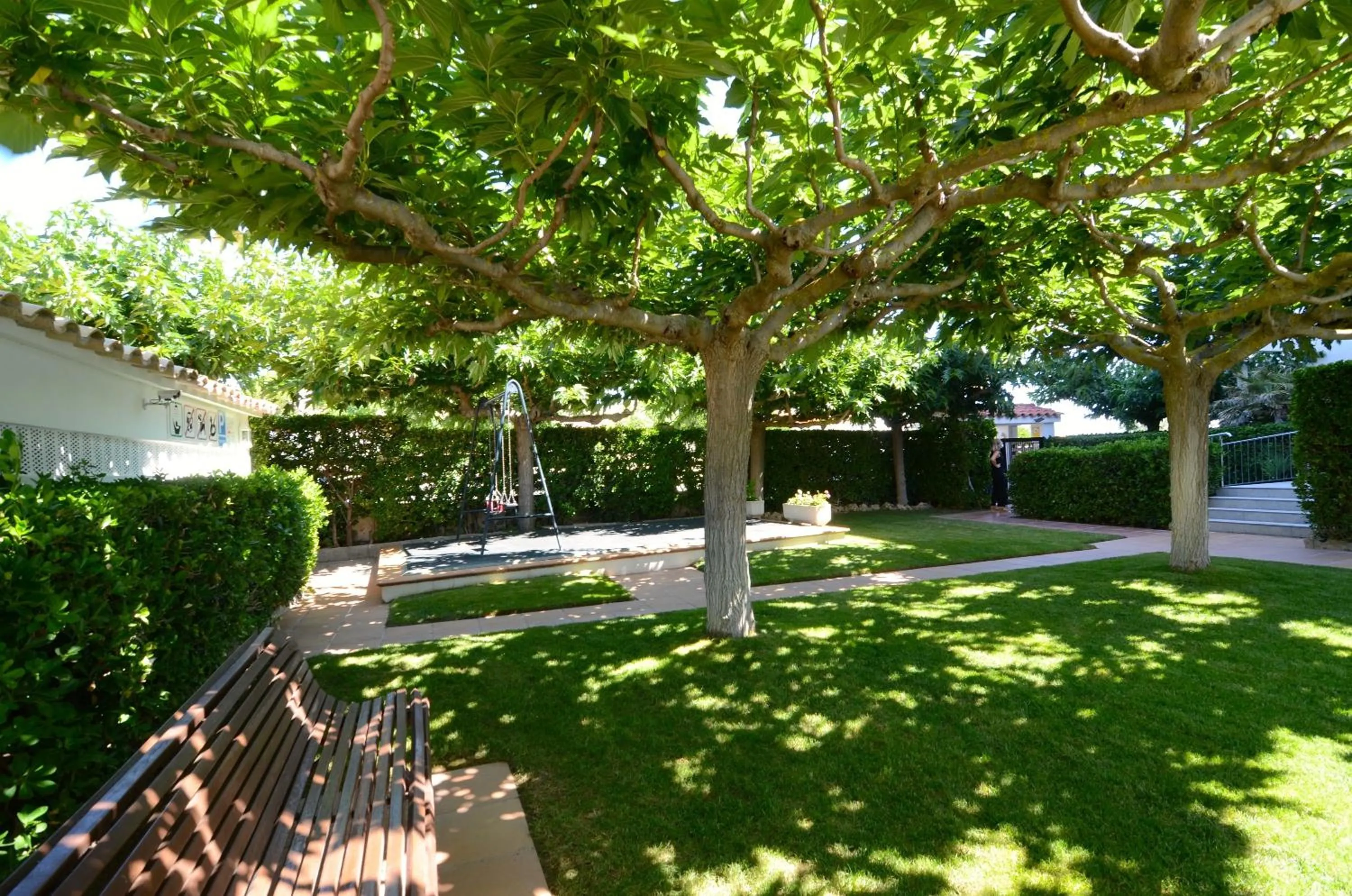 Garden in Front Mar 406