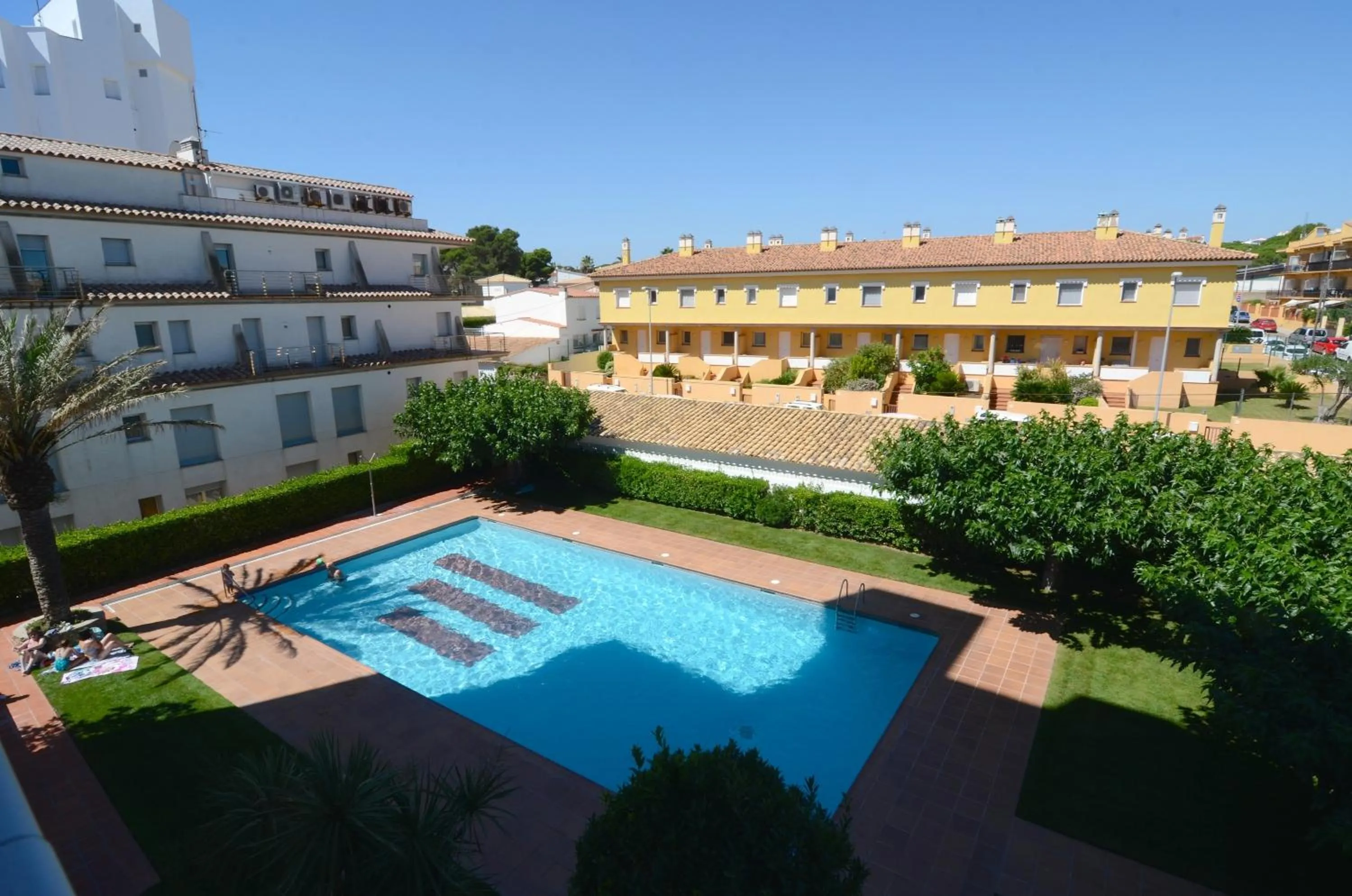 Pool view in Front Mar 406