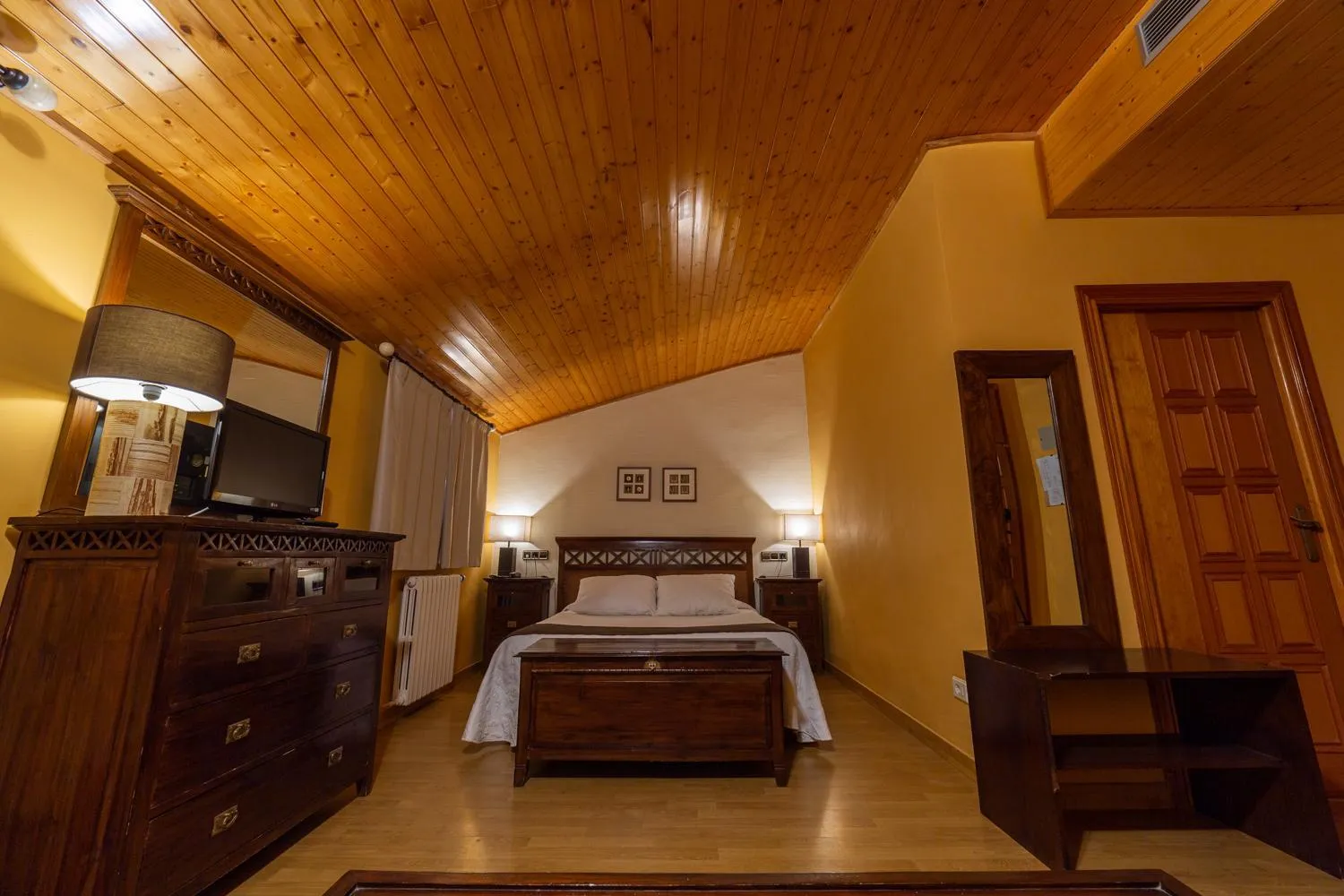 Photo of the whole room, Bed in Hotel de Montaña Rubielos
