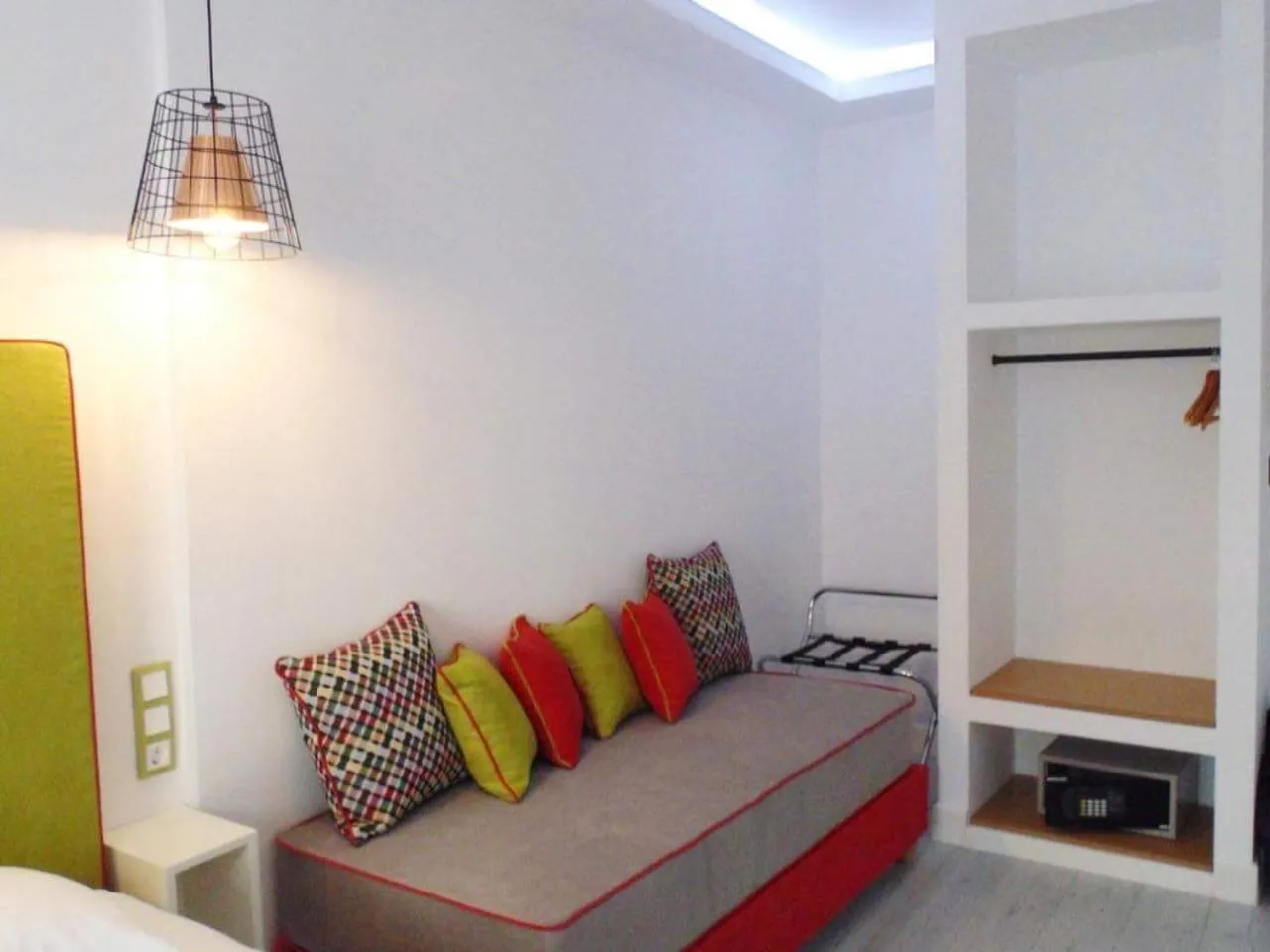 Property building, Bed in White Bottle Superior Apartments