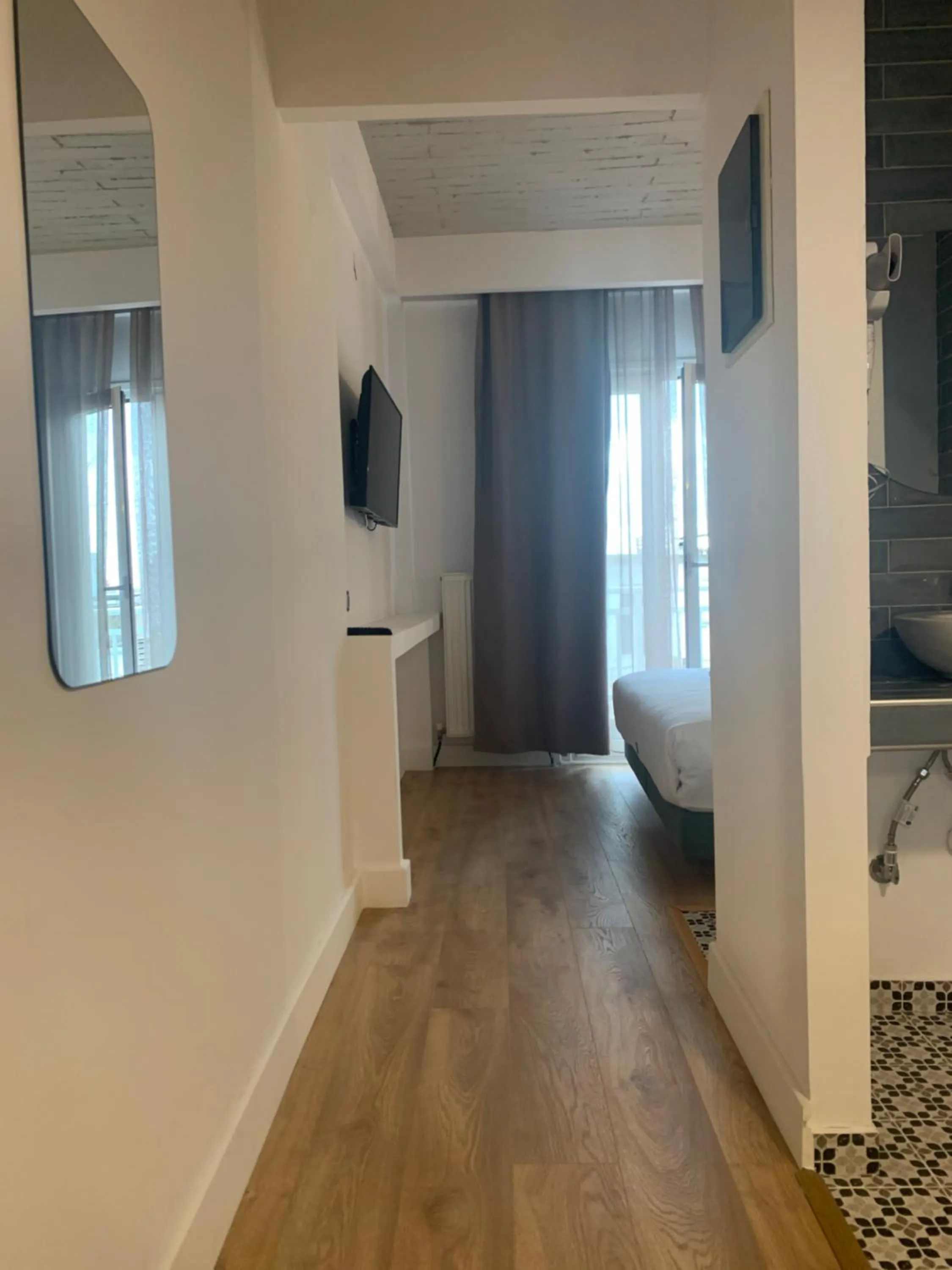 Photo of the whole room, Bed in White Bottle Superior Apartments