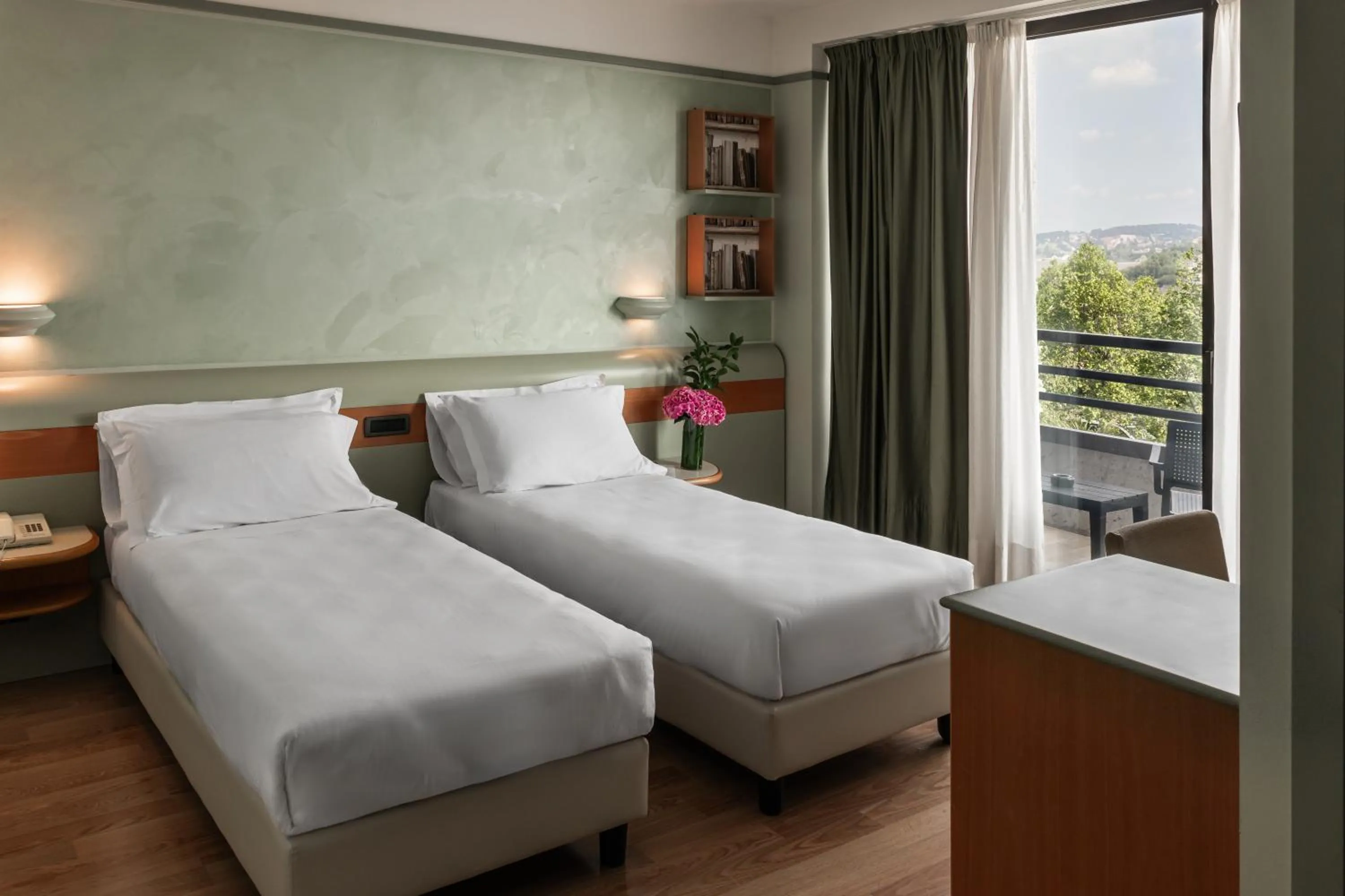 Bedroom, Bed in Hotel Leonardo da Vinci