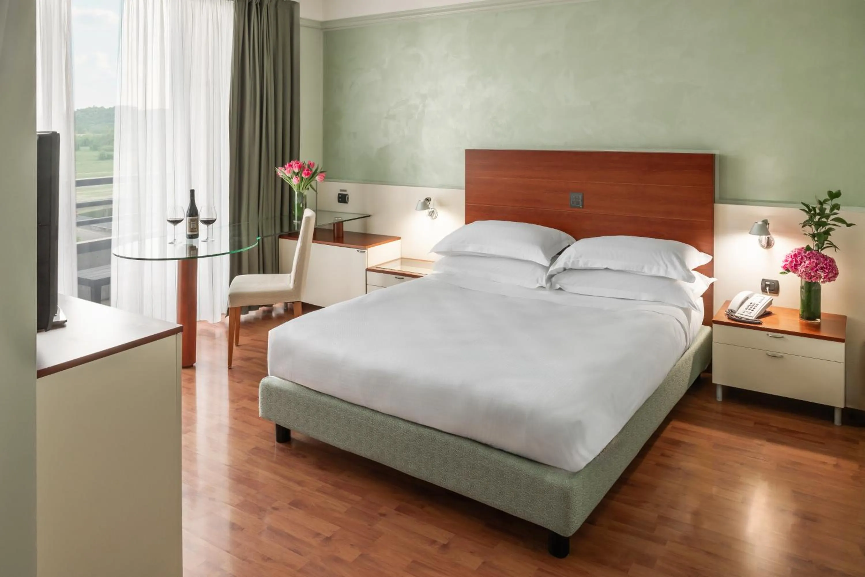 Bedroom, Bed in Hotel Leonardo da Vinci