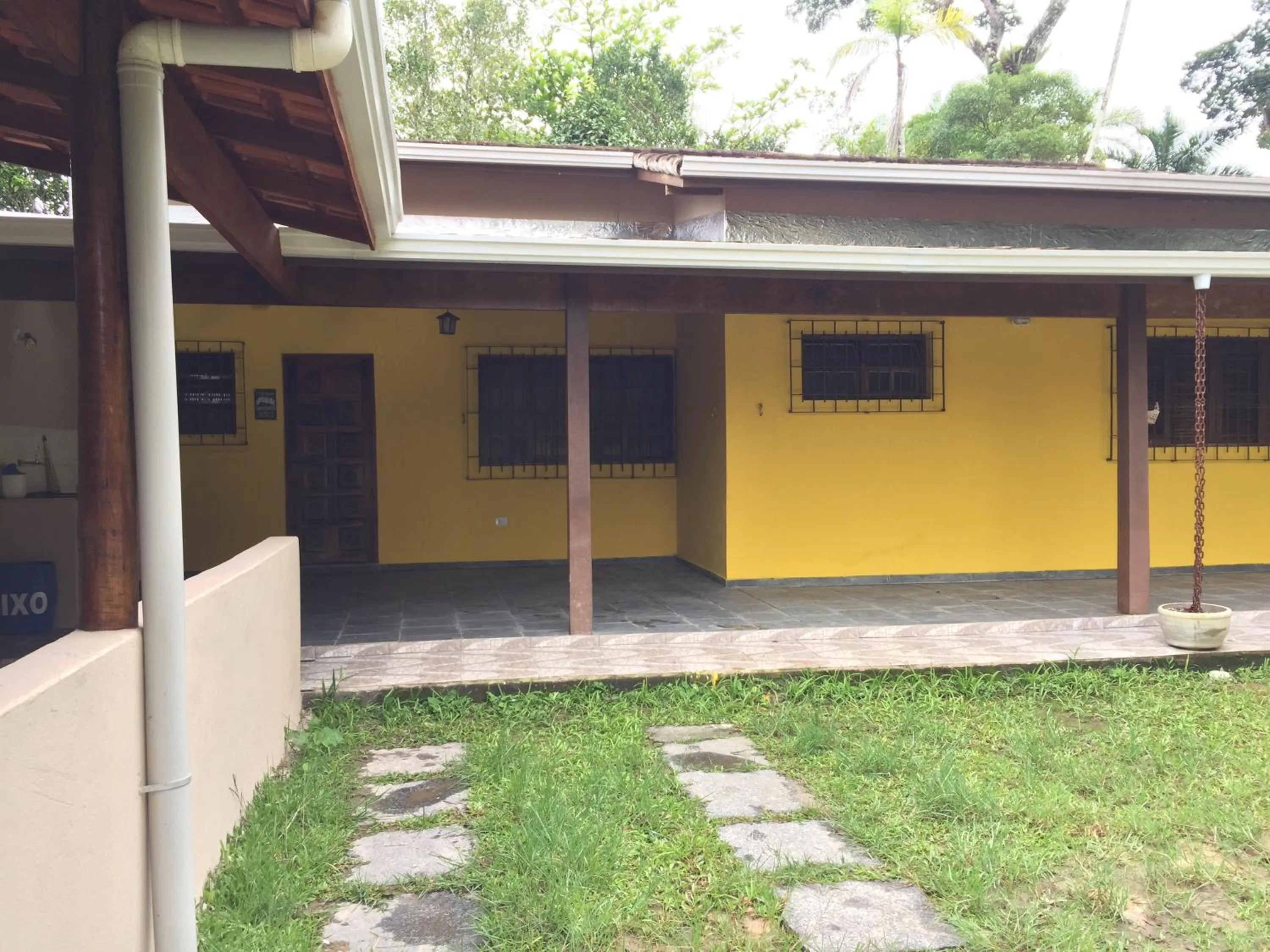 Facade/entrance in Casa em frente à praia Boracéia