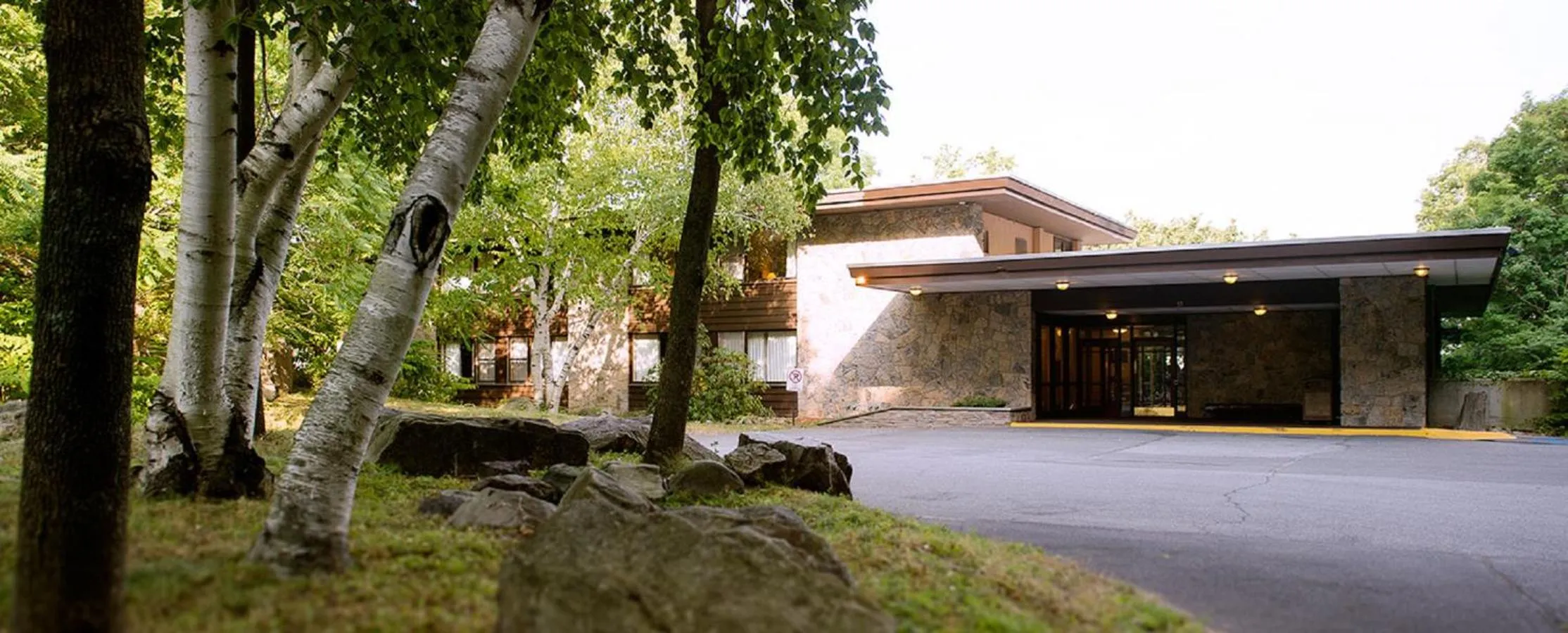 Facade/entrance in Overlook Lodge and Stone Cottages at Bear Mountain