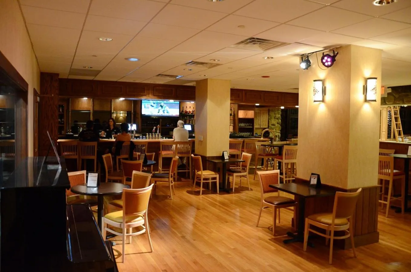 Restaurant/places to eat in Overlook Lodge and Stone Cottages at Bear Mountain