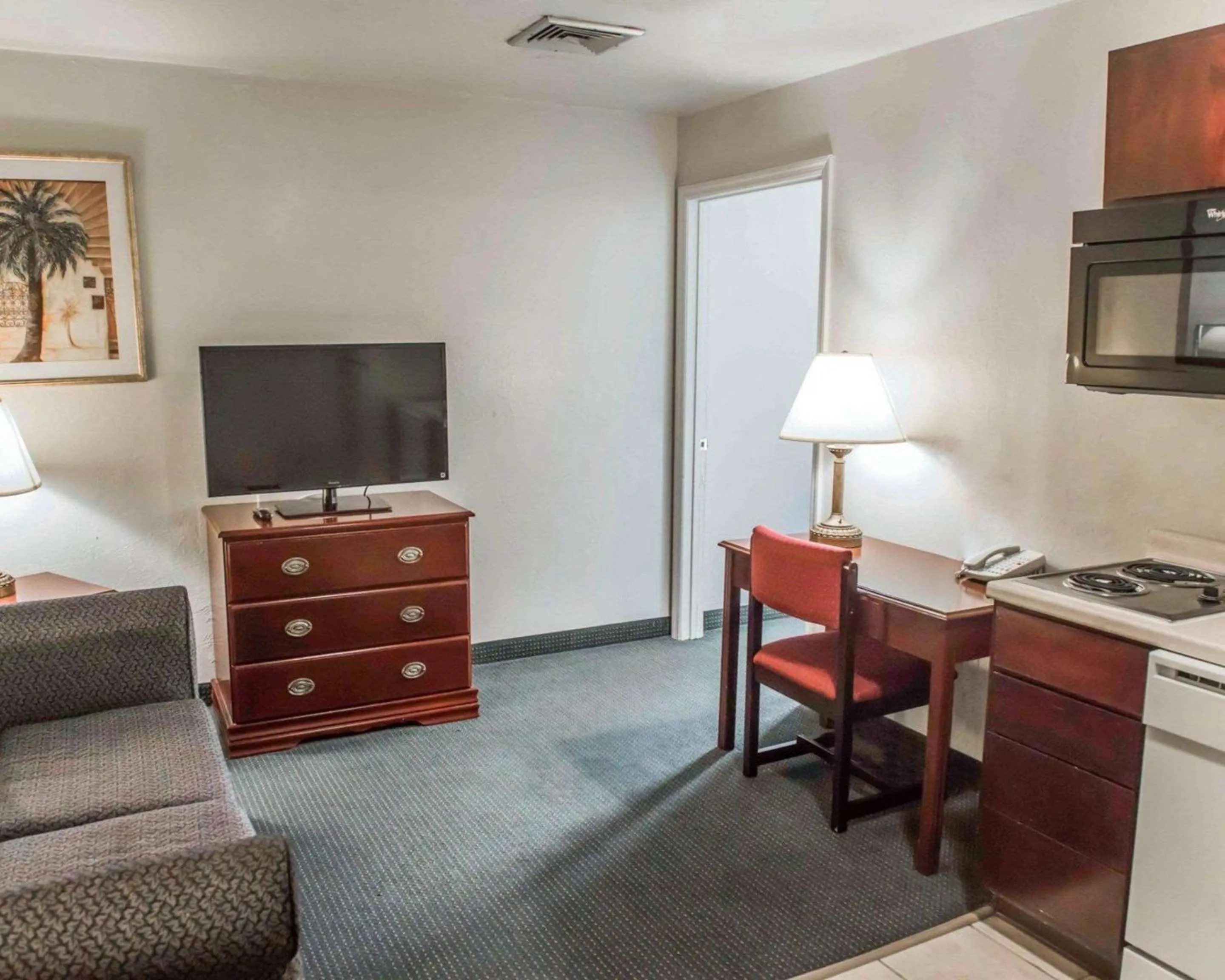 Photo of the whole room in Suburban Studios Tallahassee near University