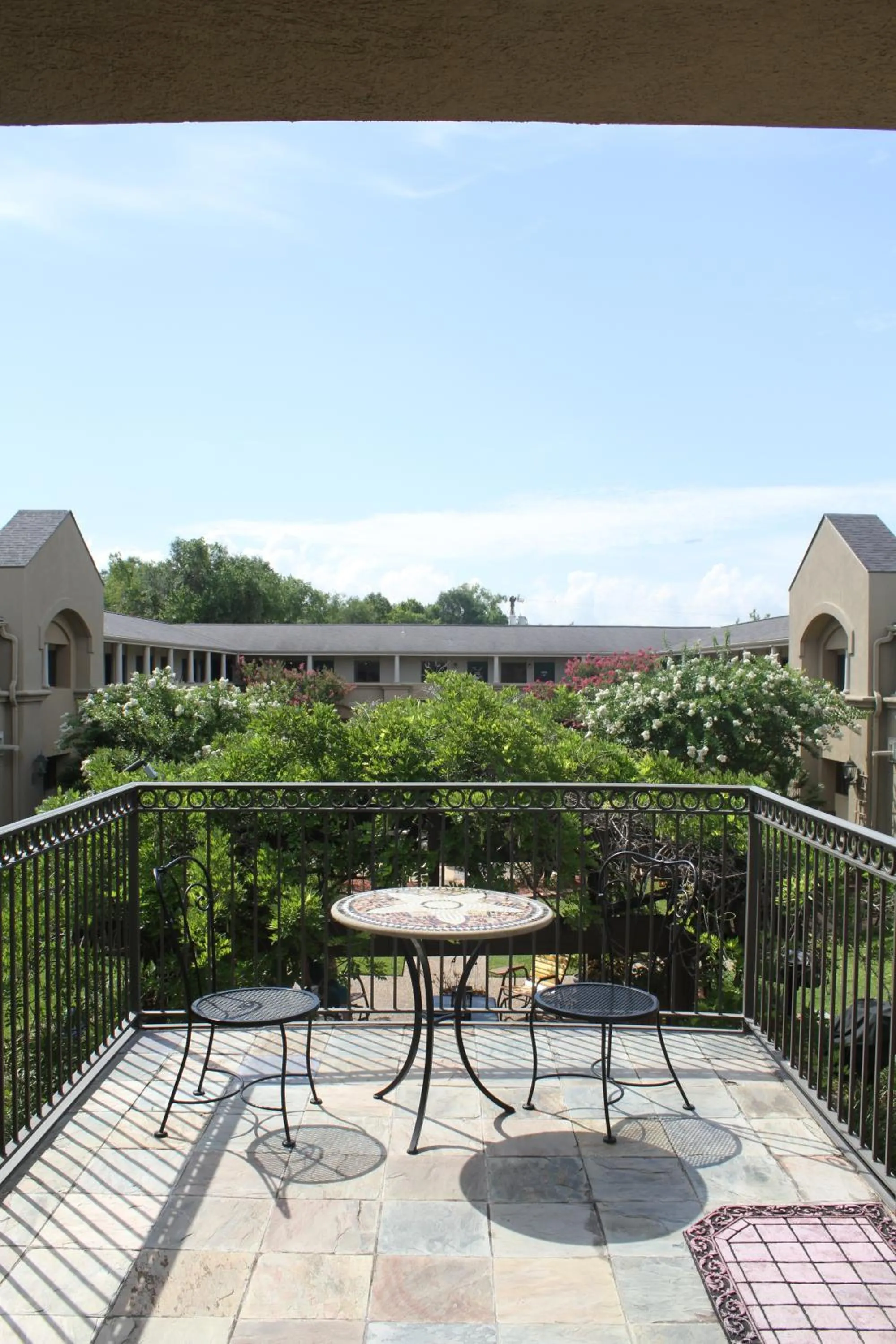 Breakfast in Vineyard Court Designer Suites Hotel