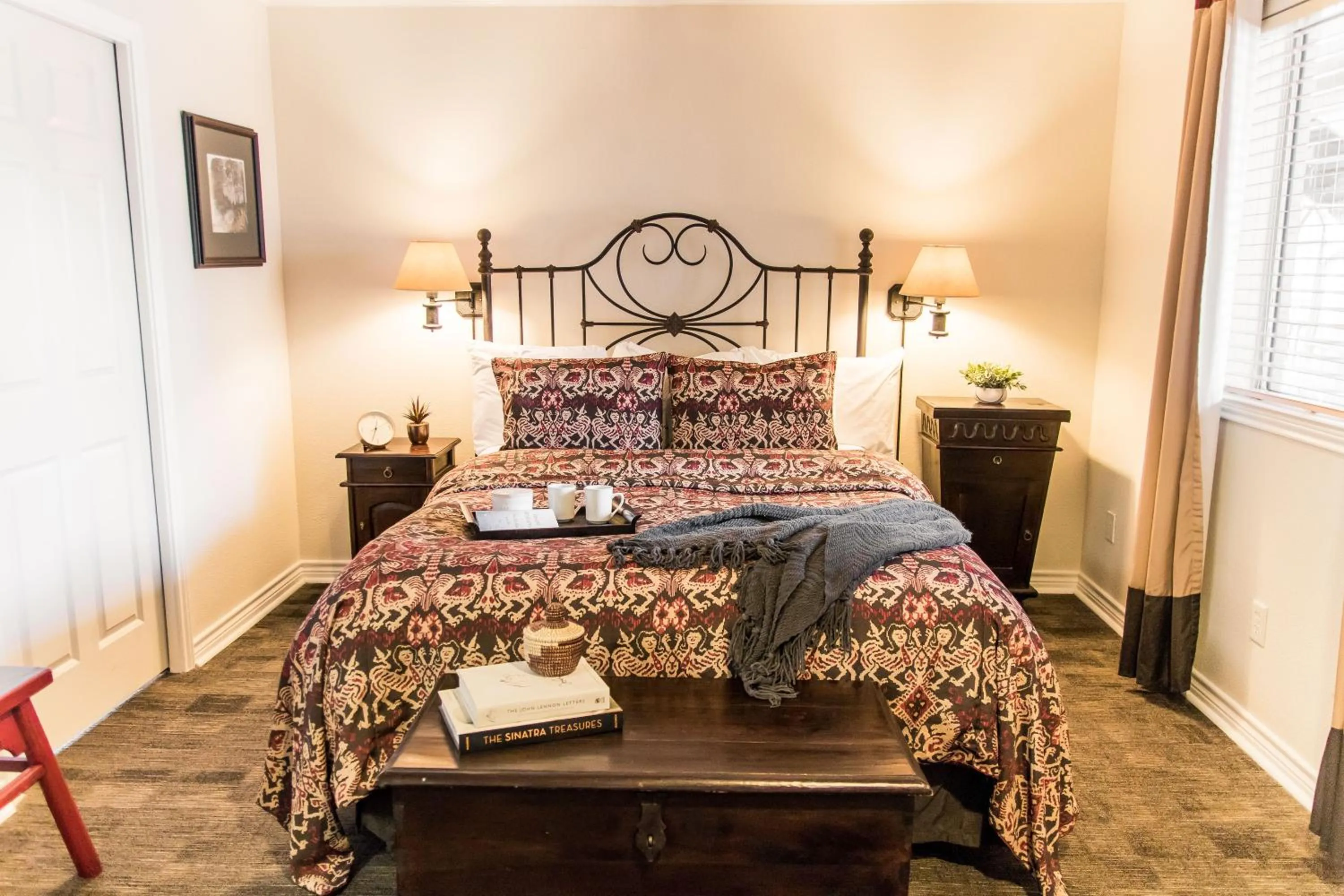 Bedroom, Bed in Vineyard Court Designer Suites Hotel