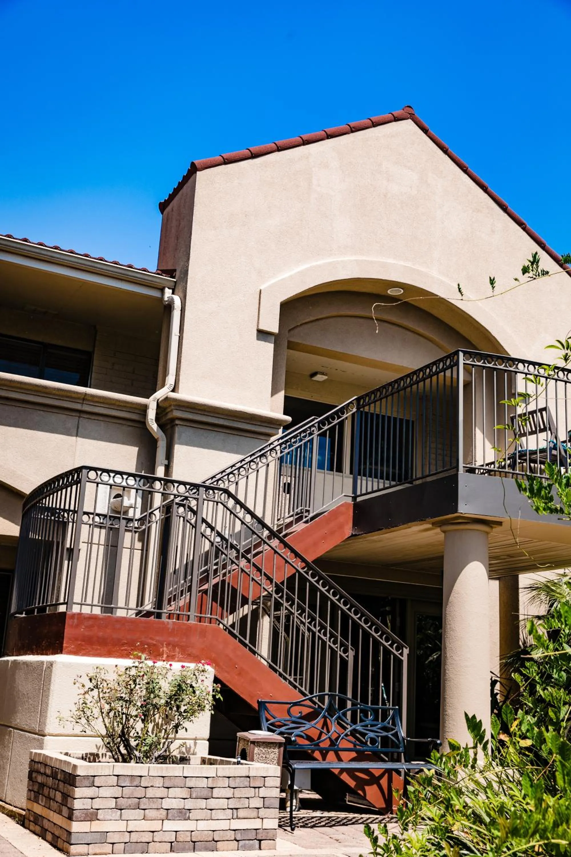 Property building in Vineyard Court Designer Suites Hotel