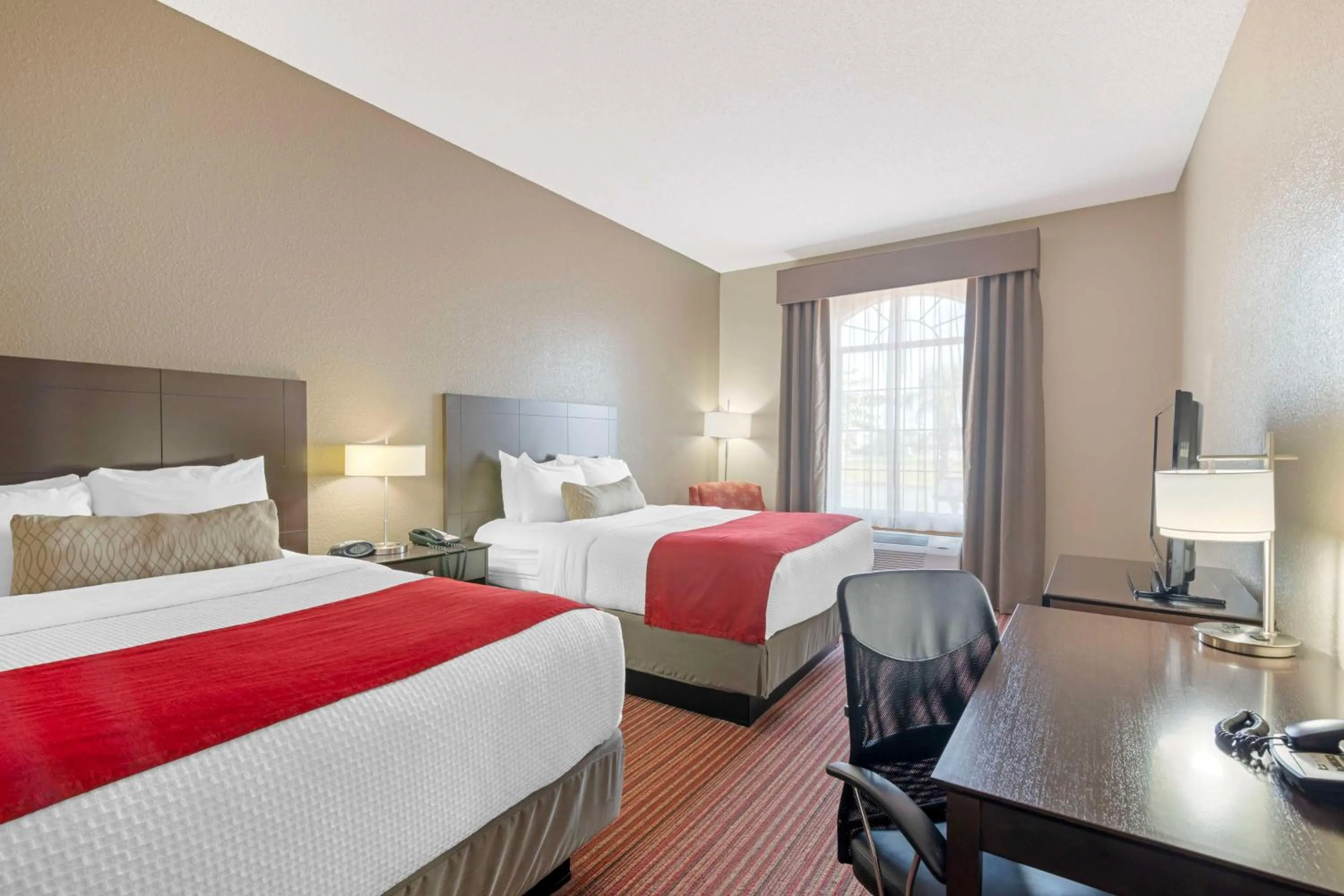 Bedroom, Bed in Best Western Plus Bradbury Inn and Suites