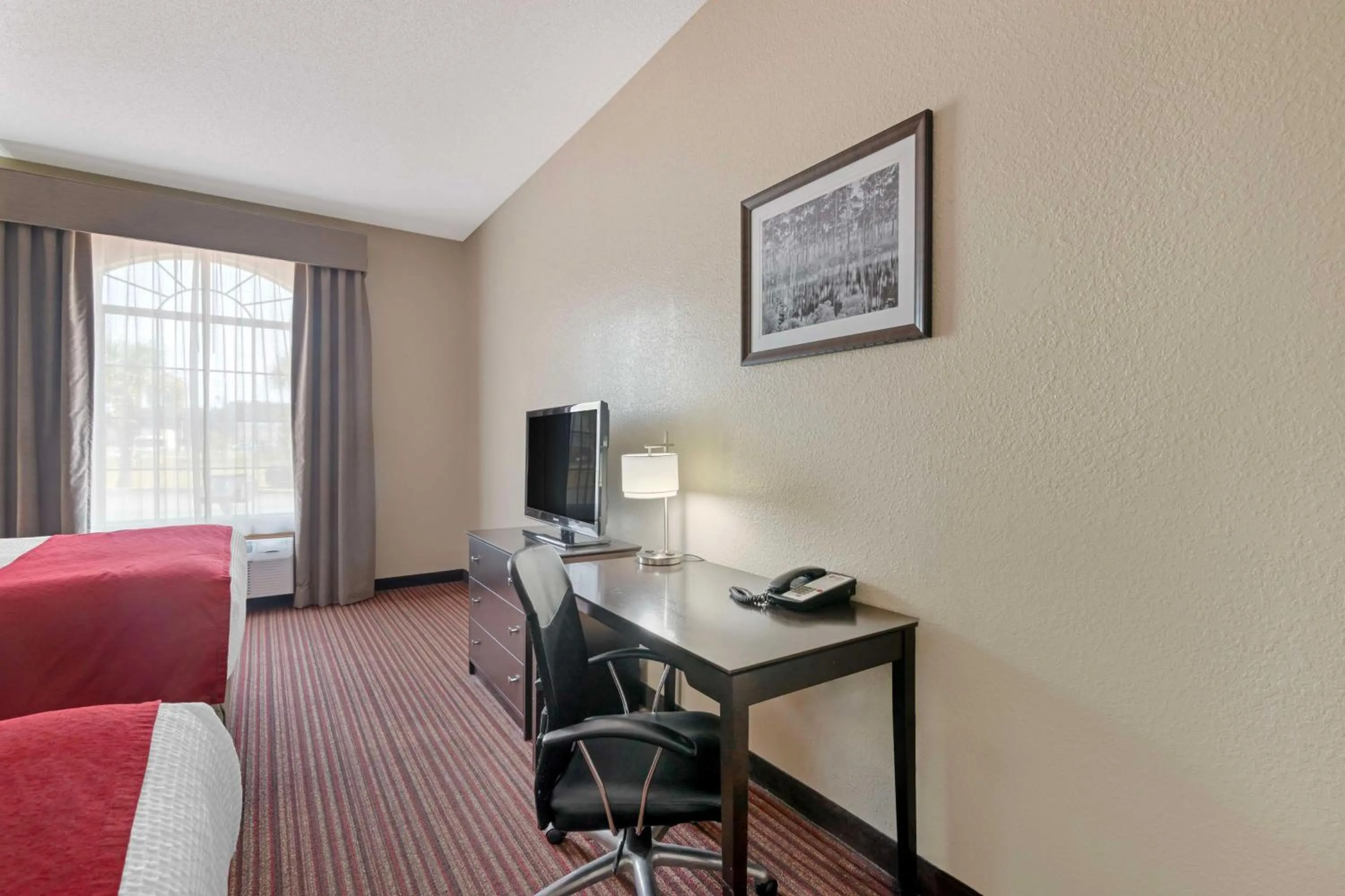 Bedroom, Bed in Best Western Plus Bradbury Inn and Suites