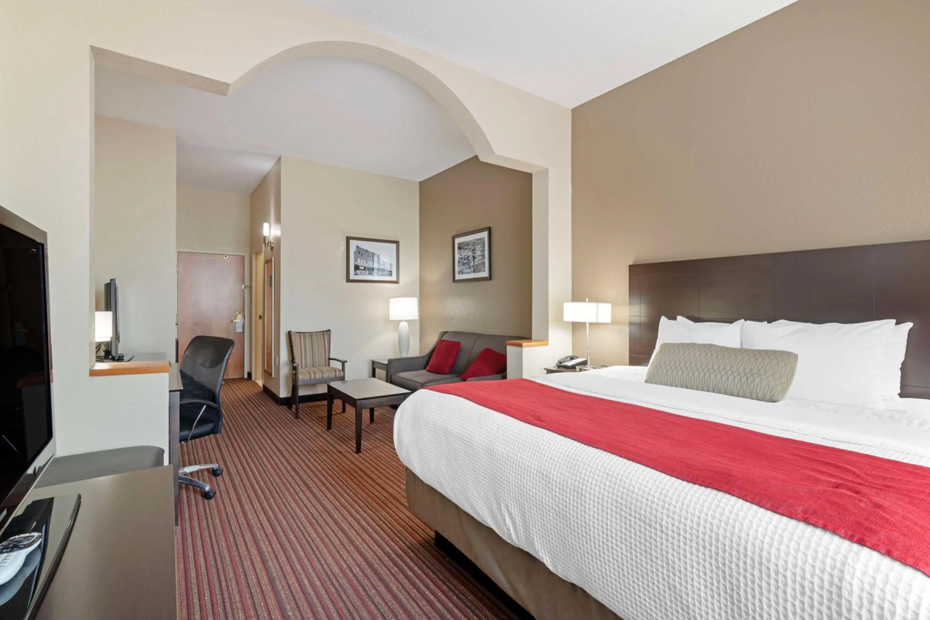 Bedroom, Bed in Best Western Plus Bradbury Inn and Suites