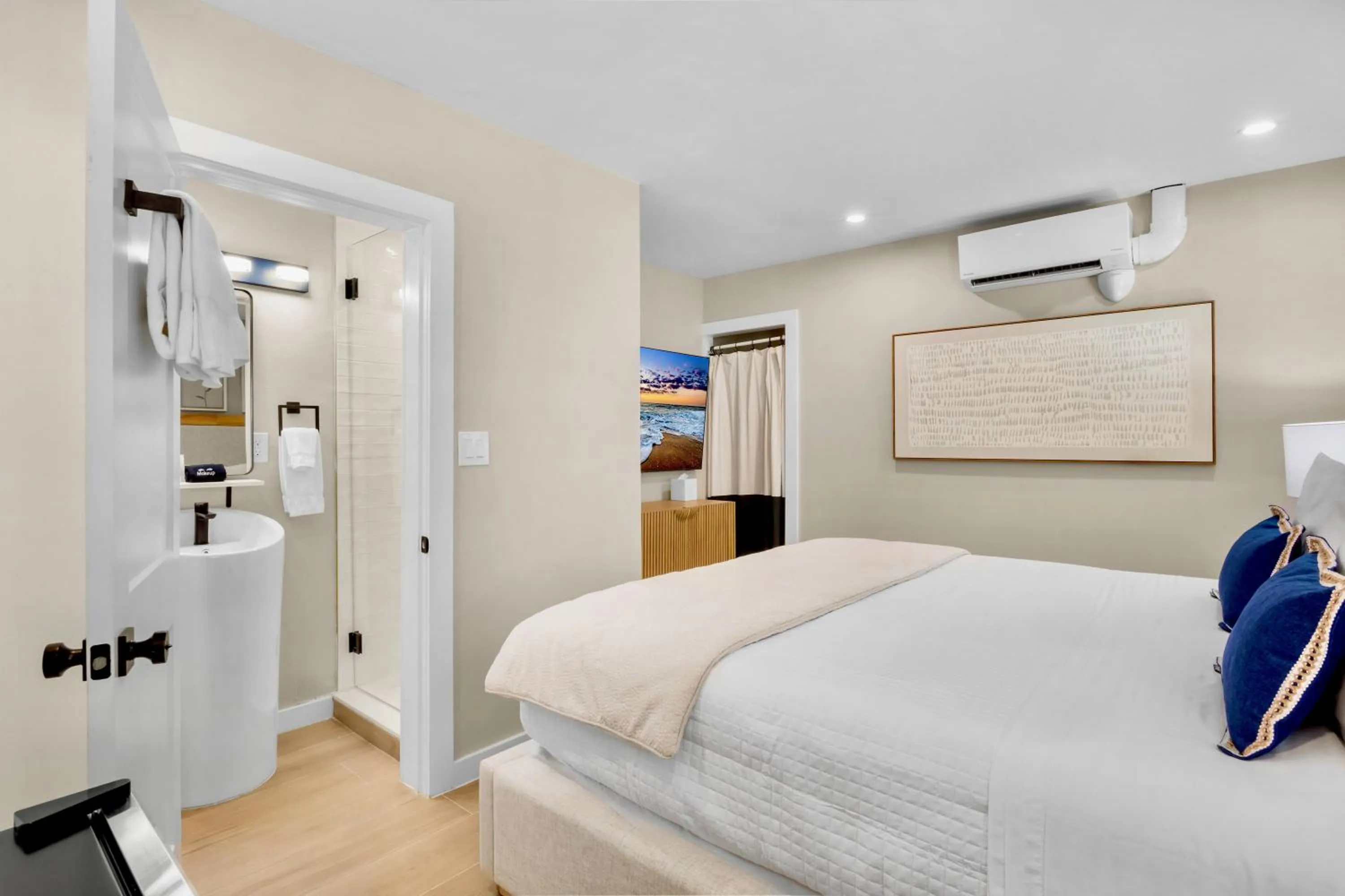 Photo of the whole room, Bed in Haley's at Anna Maria Island Inn