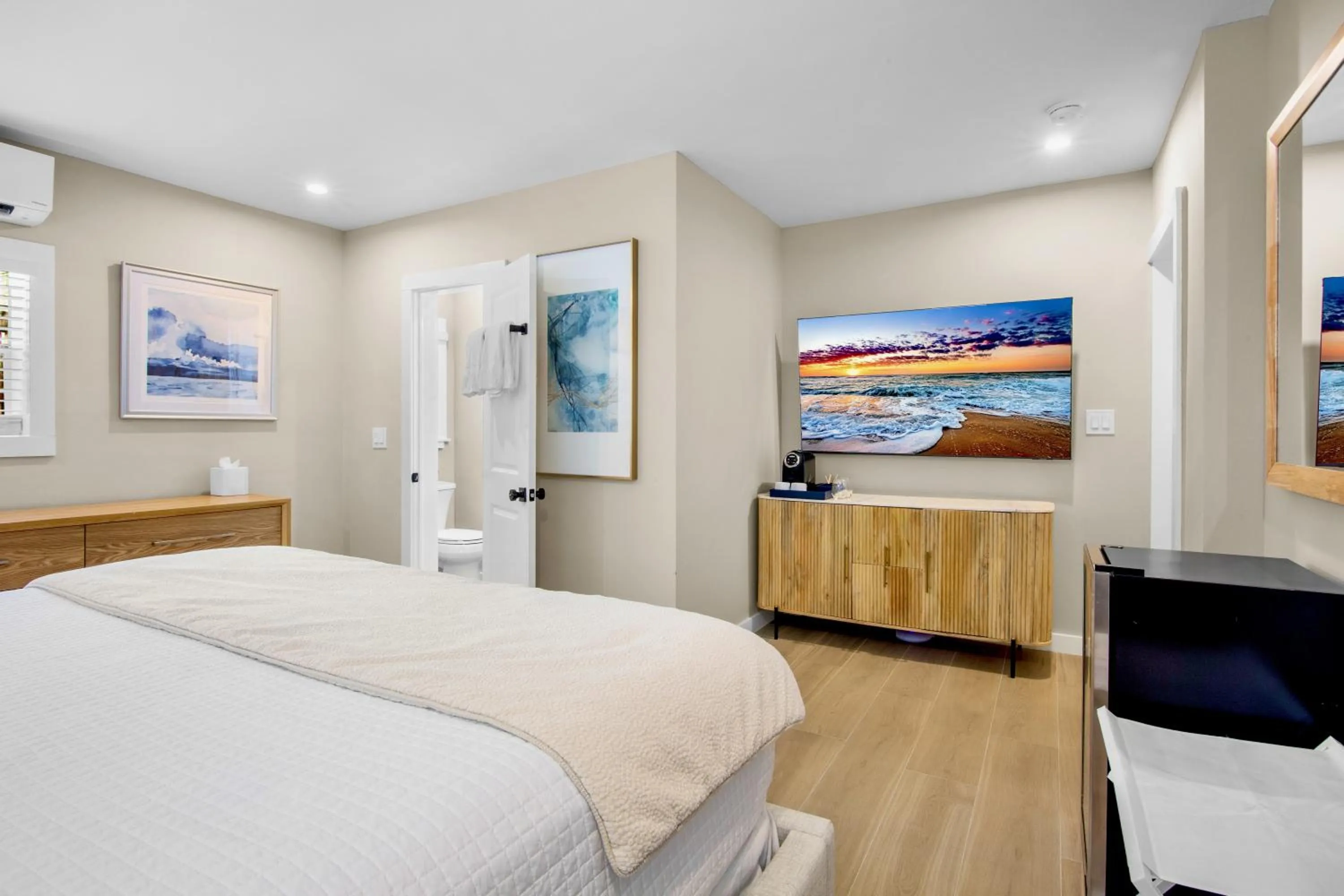 TV and multimedia, Bed in Haley's at Anna Maria Island Inn