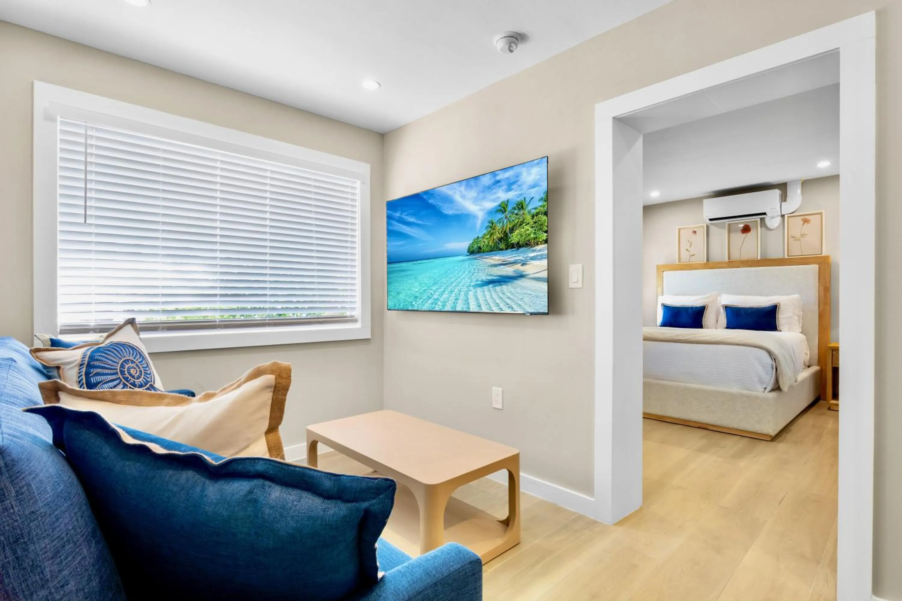 TV and multimedia, Bed in Haley's at Anna Maria Island Inn