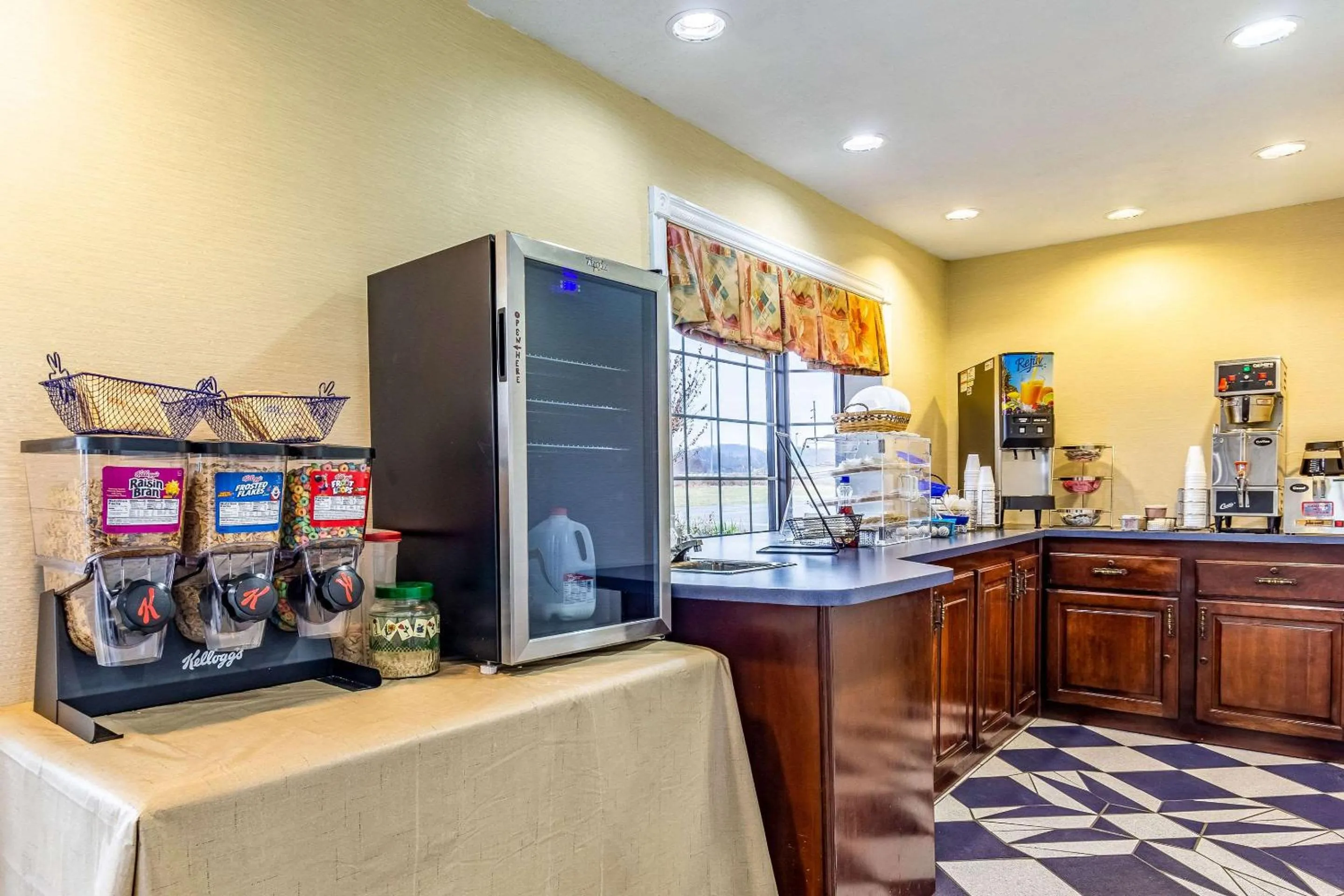 Breakfast in Econo Lodge Berea