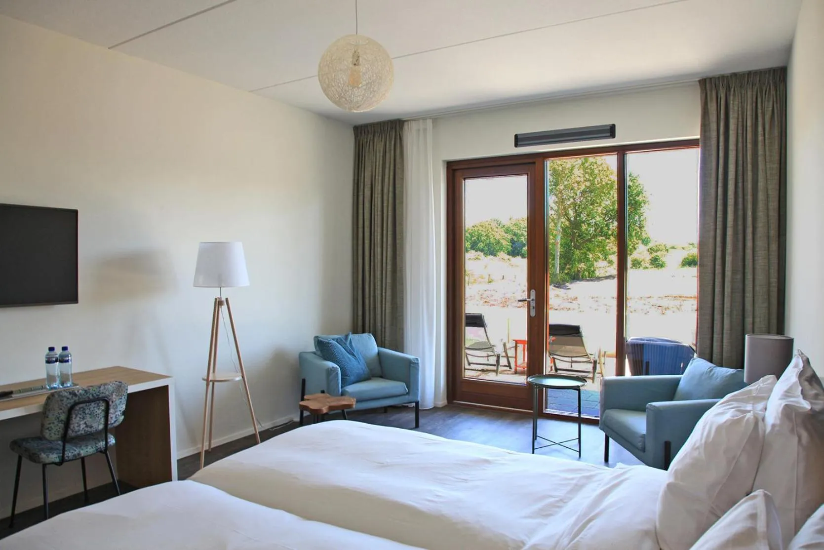 Communal lounge/ TV room, Bed in Strandhotel Duinoord