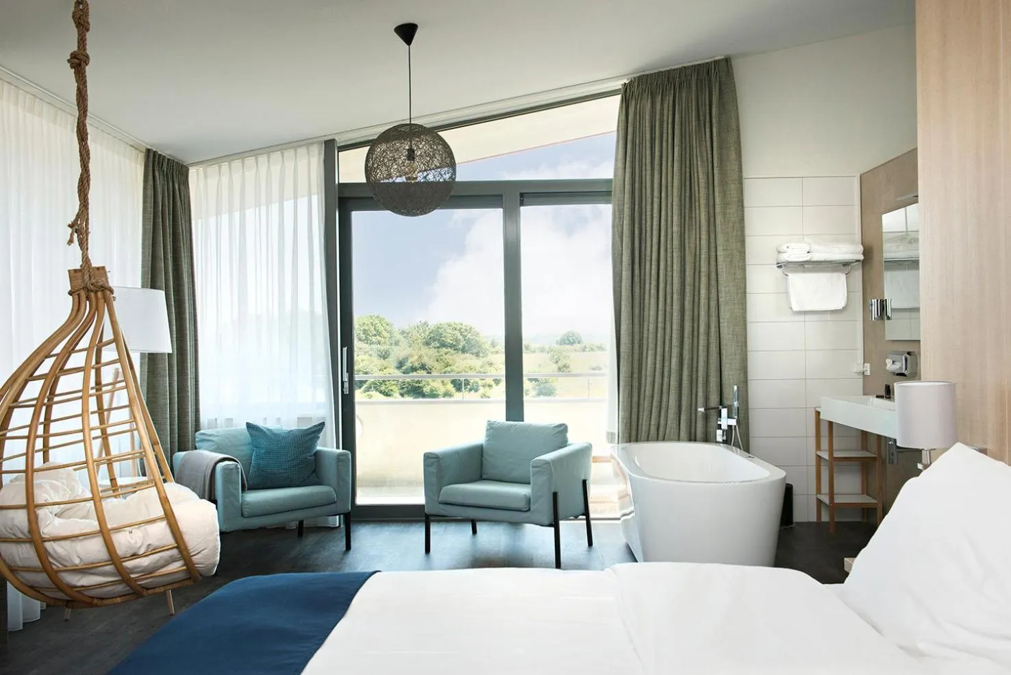 Living room, Bed in Strandhotel Duinoord