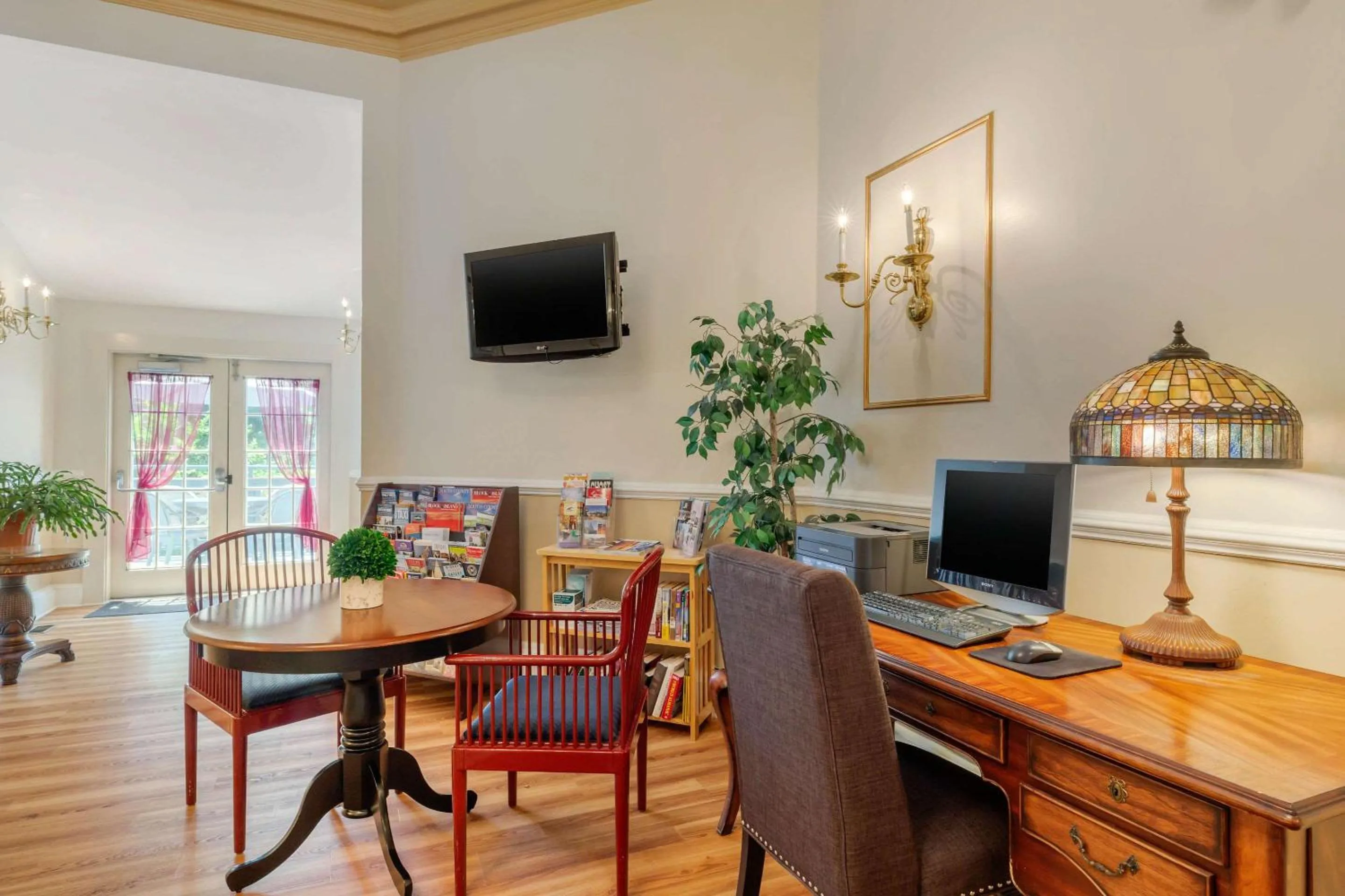 Restaurant/places to eat in The Carriage House Inn Newport