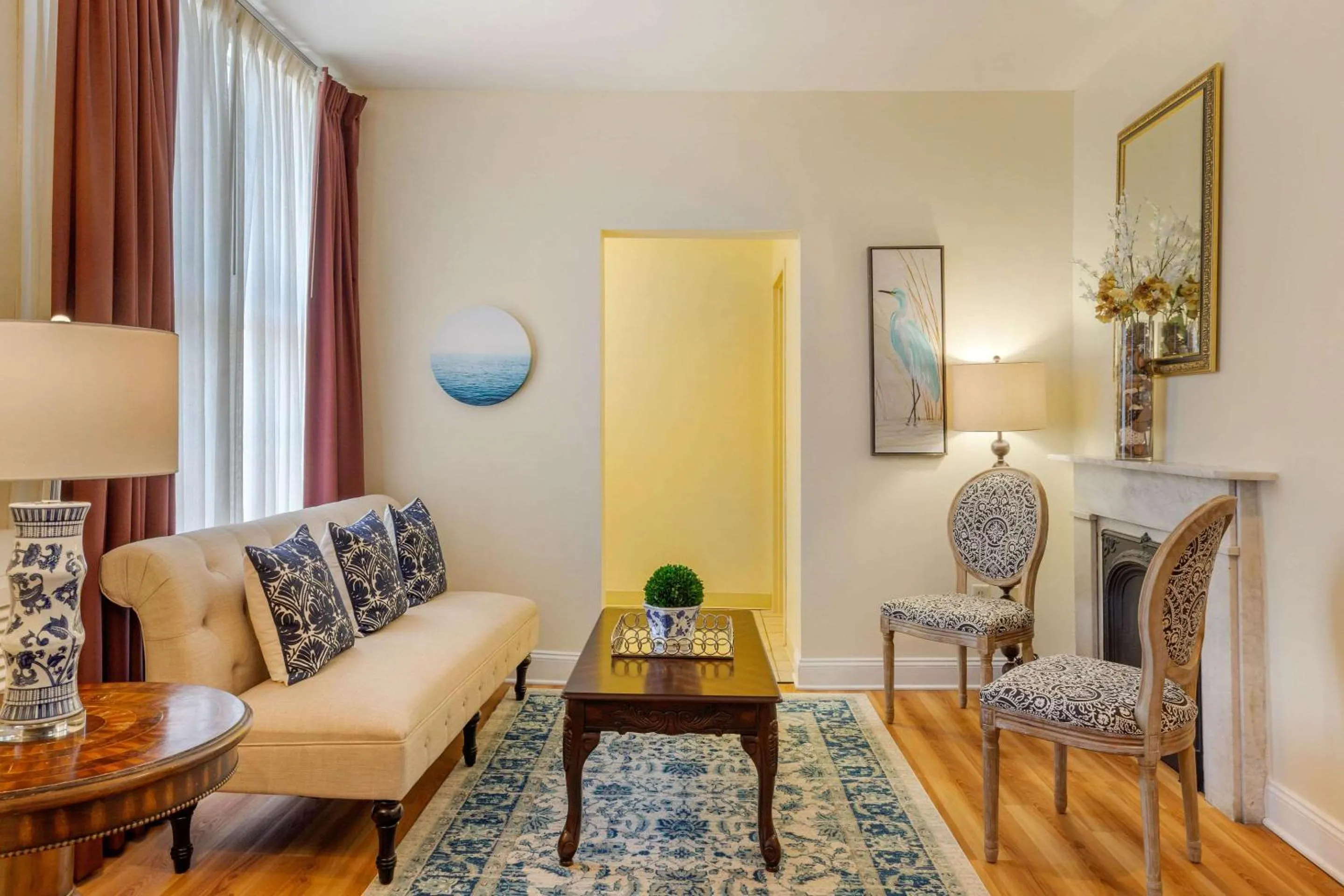 Living room in The Carriage House Inn Newport