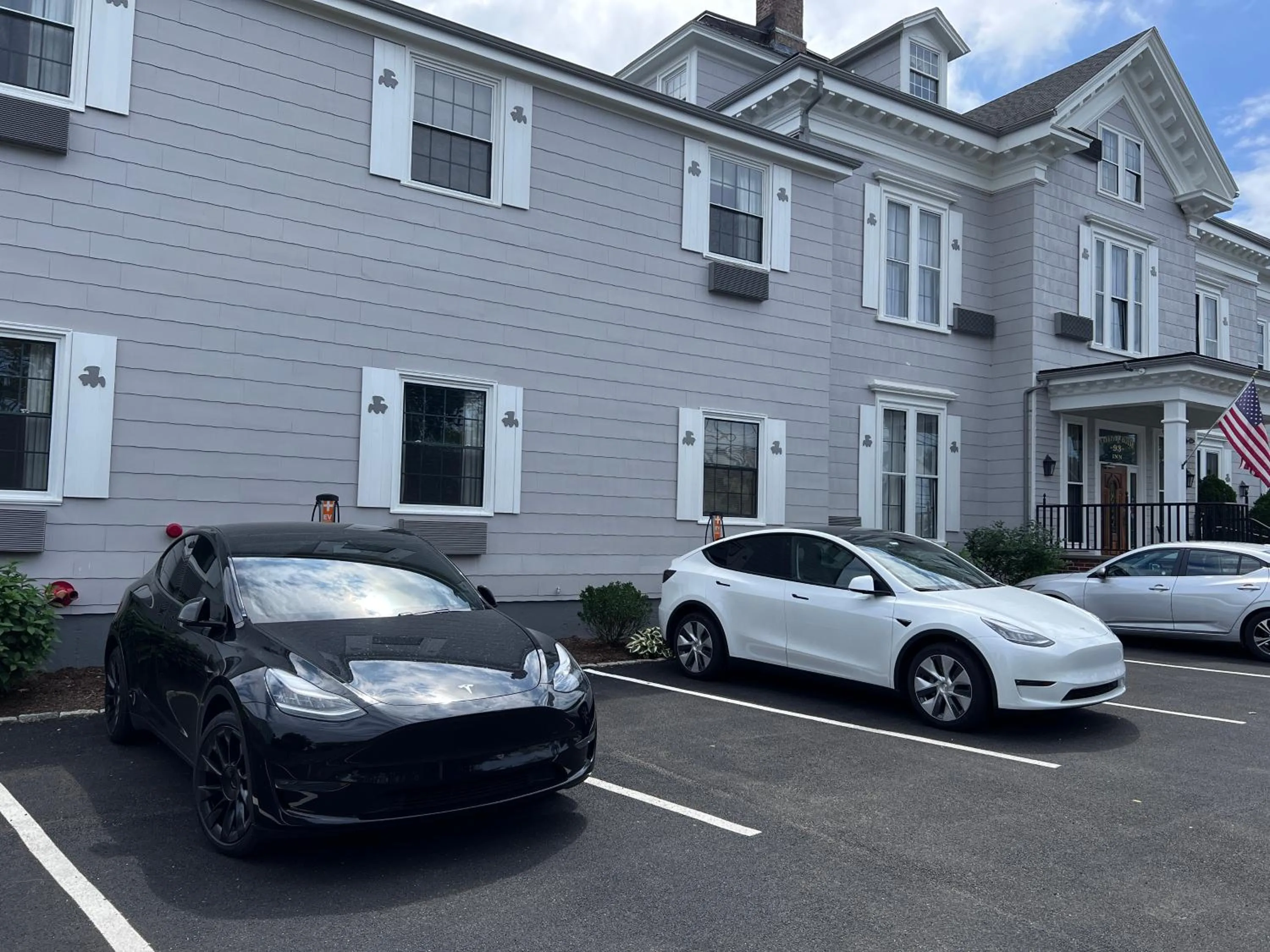 Parking in The Carriage House Inn Newport