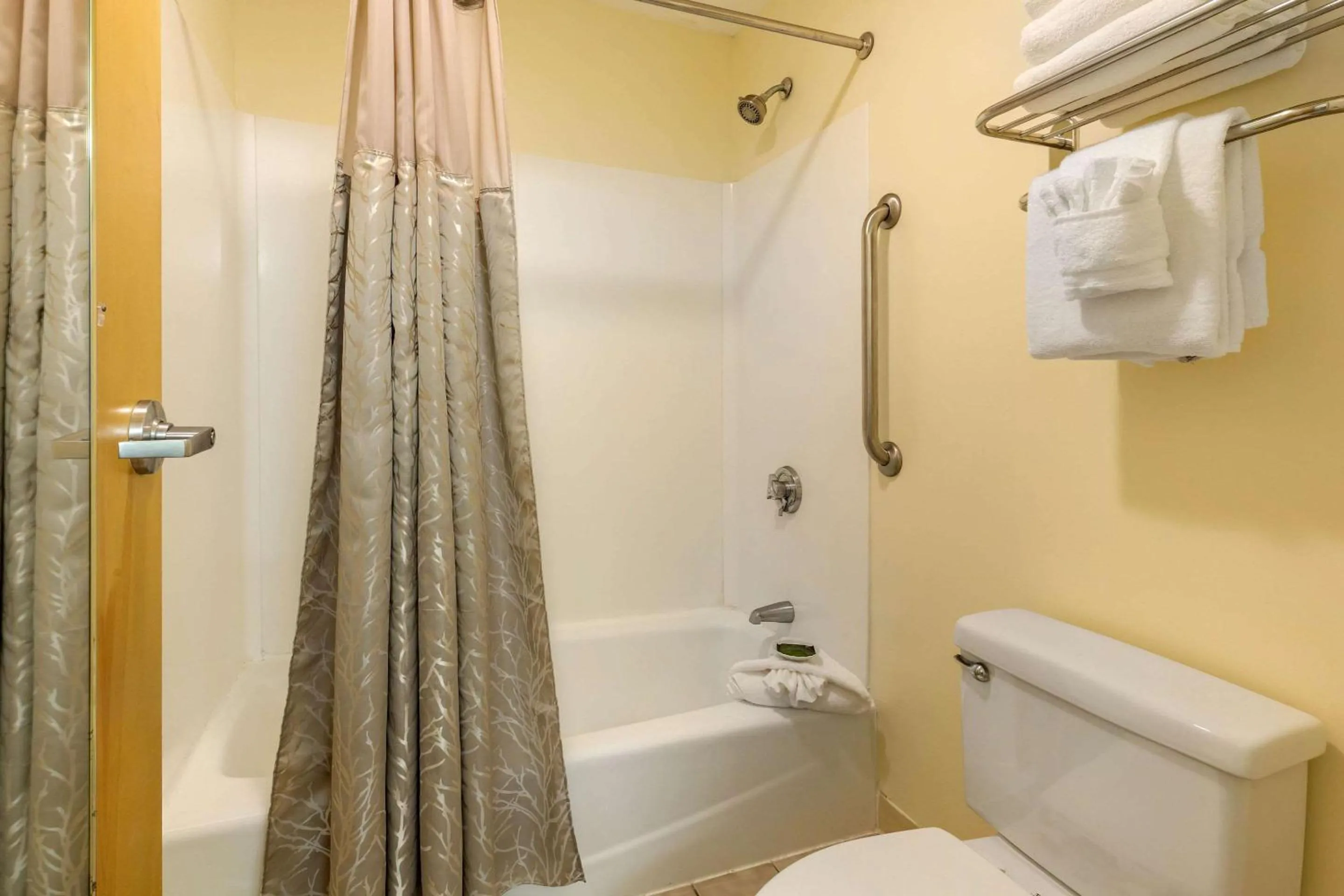 Shower in The Carriage House Inn Newport