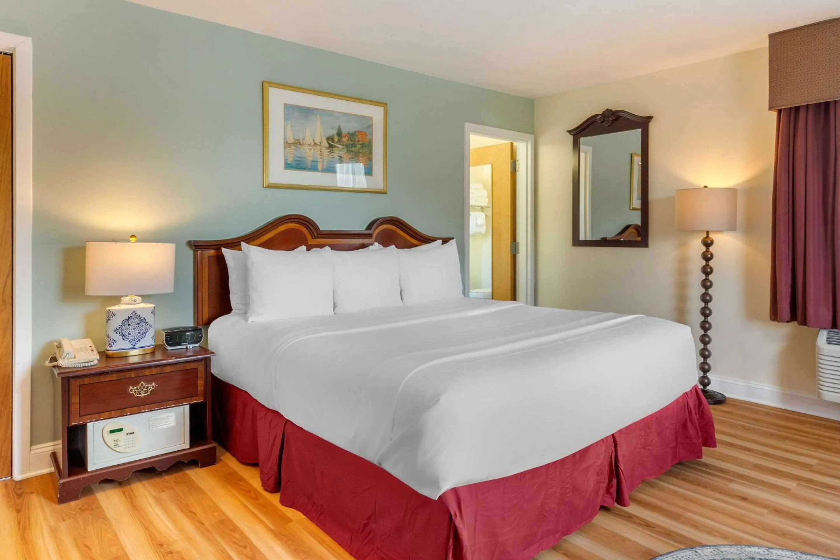 Bed in The Carriage House Inn Newport