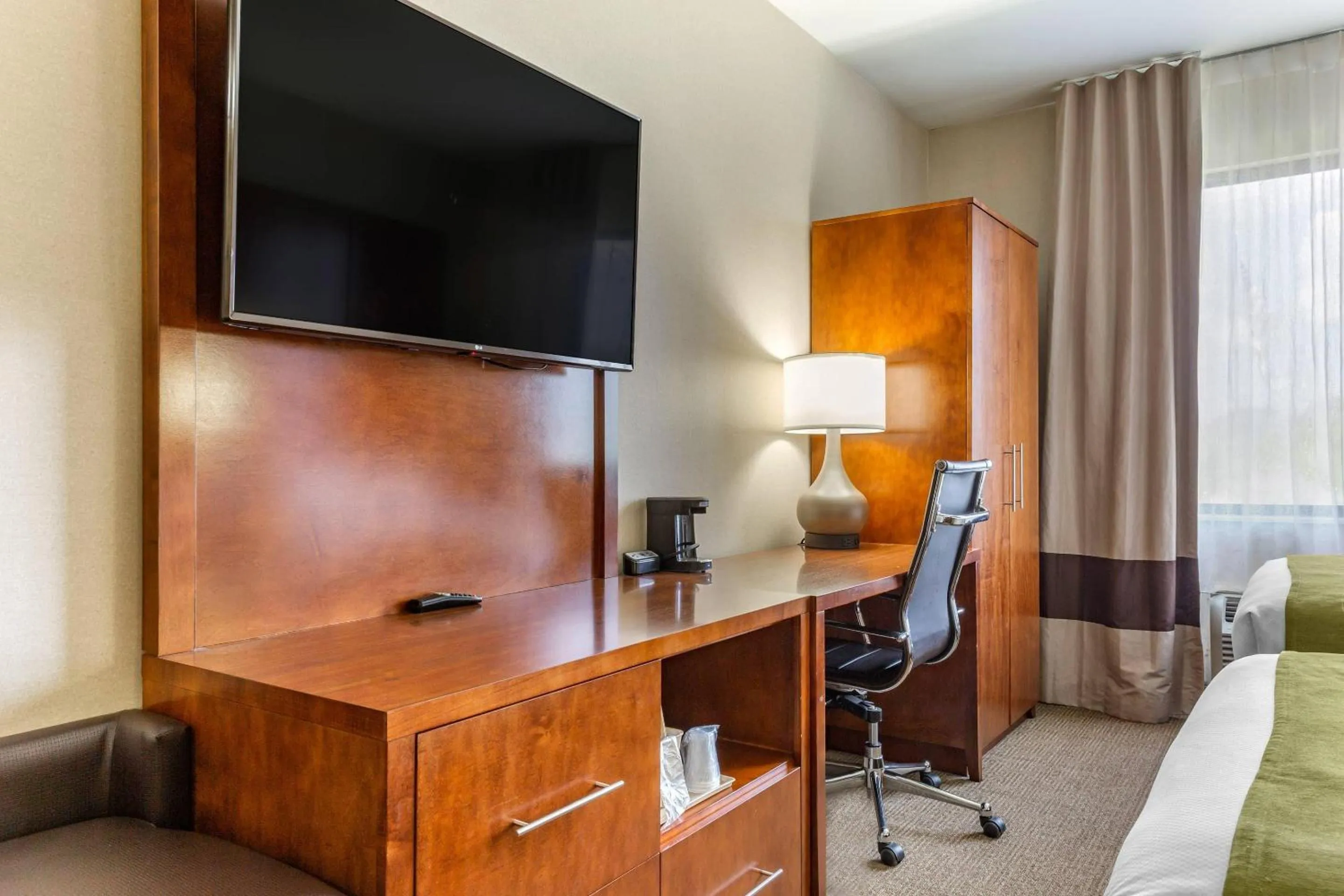 Bedroom in Comfort Suites Dover University Area