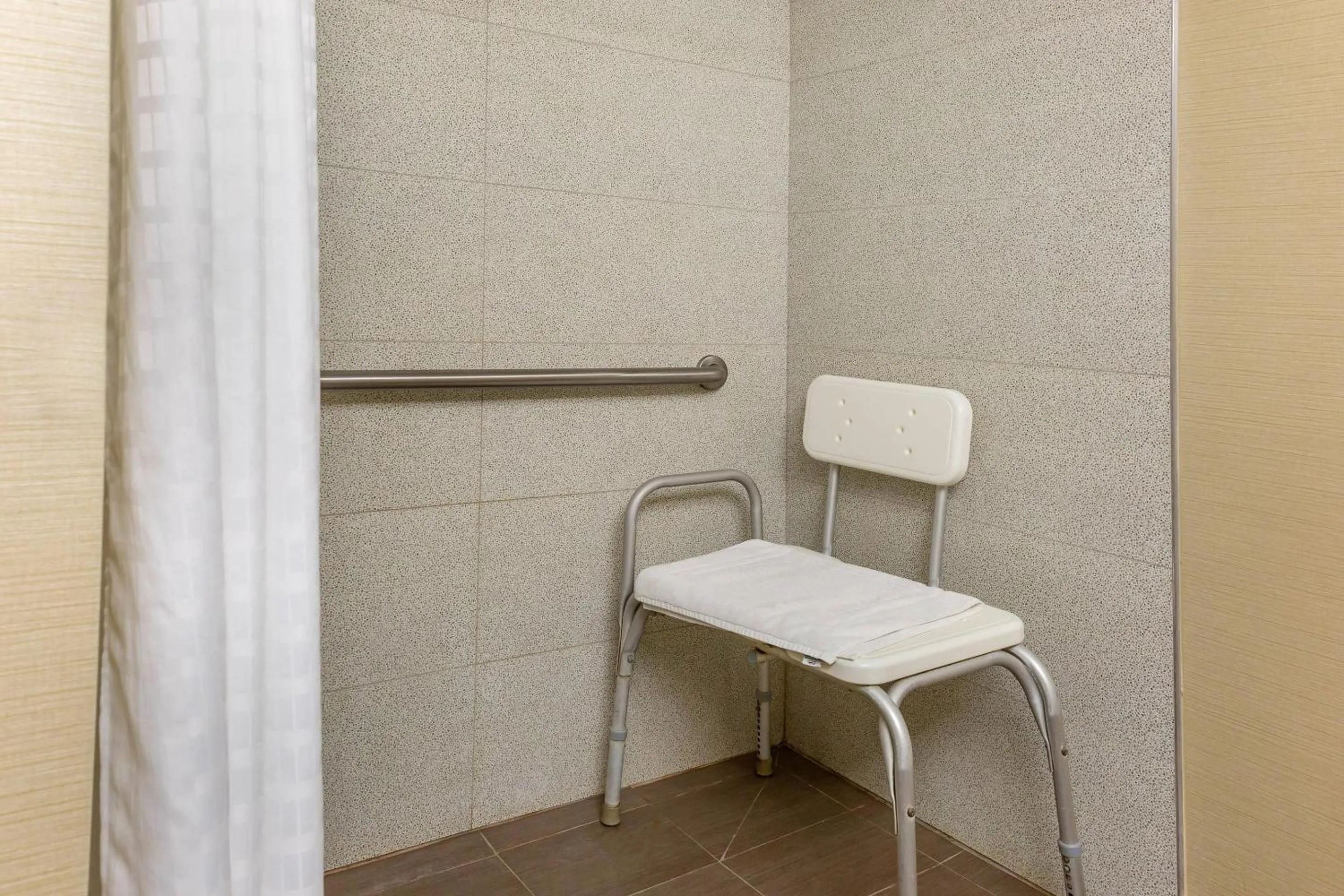 Bedroom in Comfort Suites Dover University Area