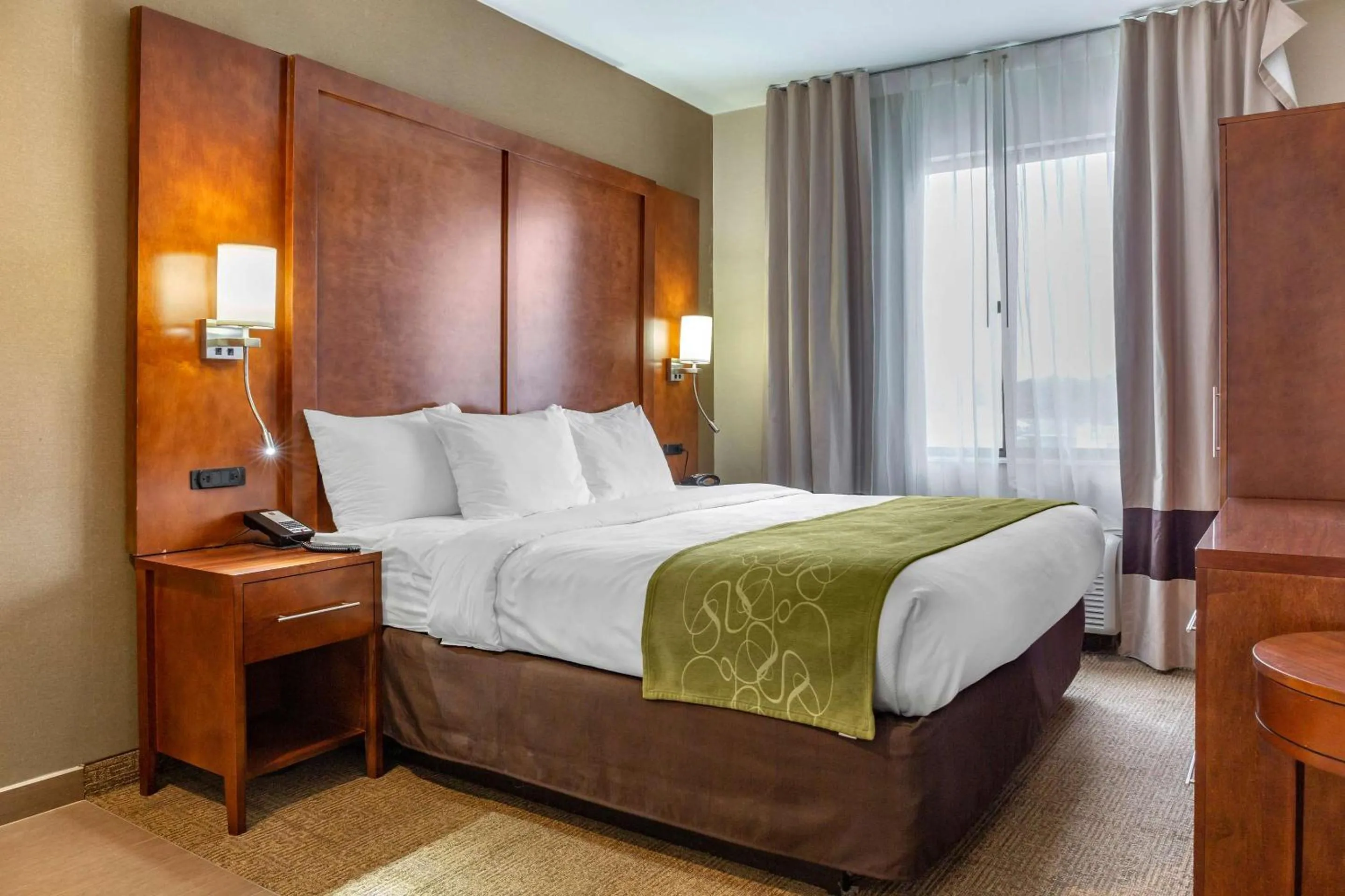 Bedroom, Bed in Comfort Suites Dover University Area