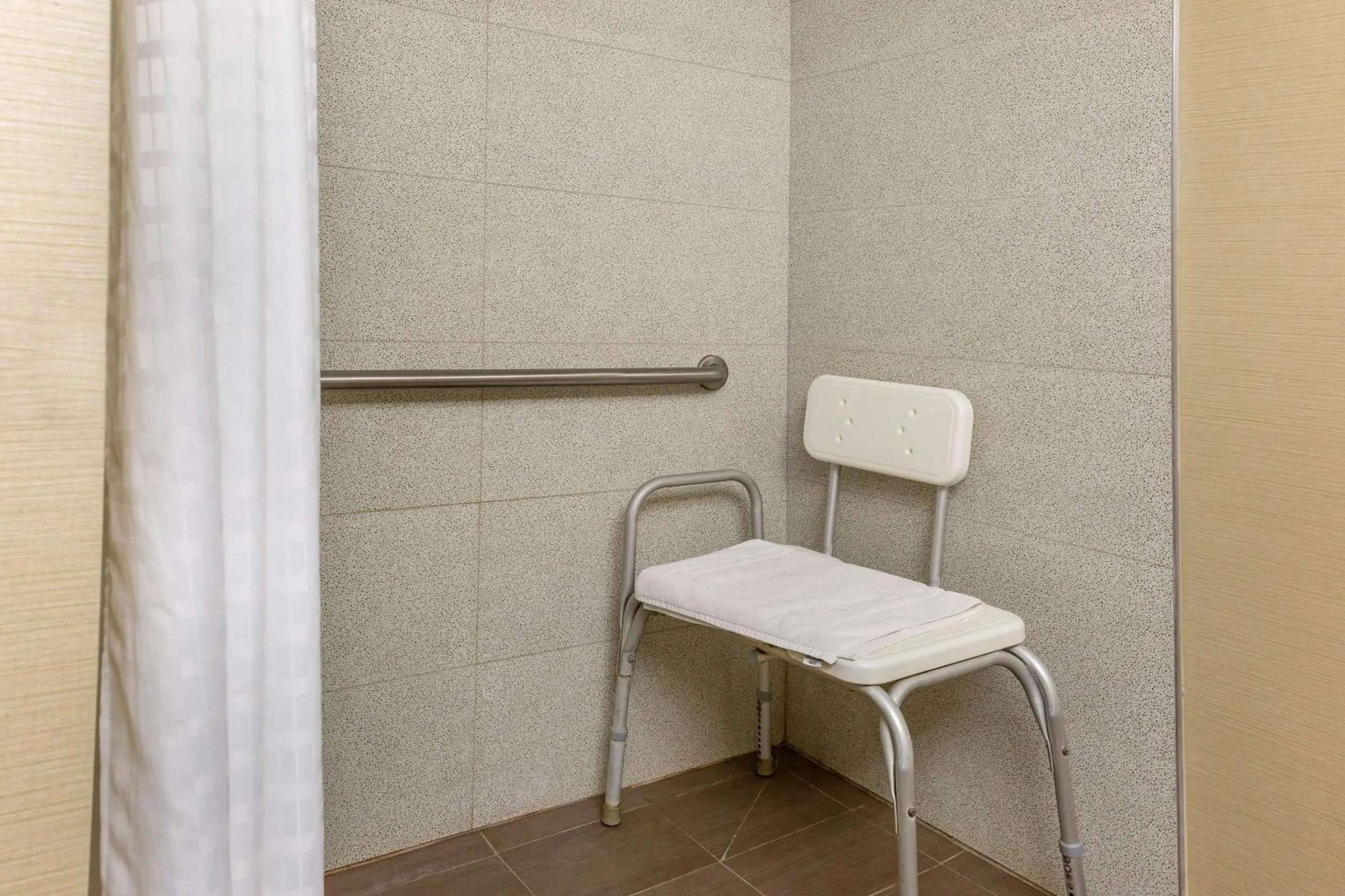 Bedroom in Comfort Suites Dover University Area