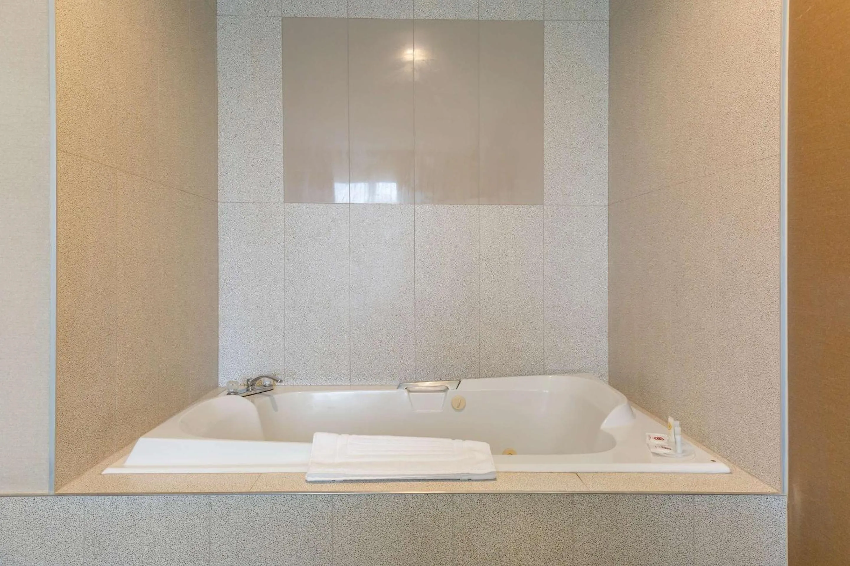 Bedroom in Comfort Suites Dover University Area