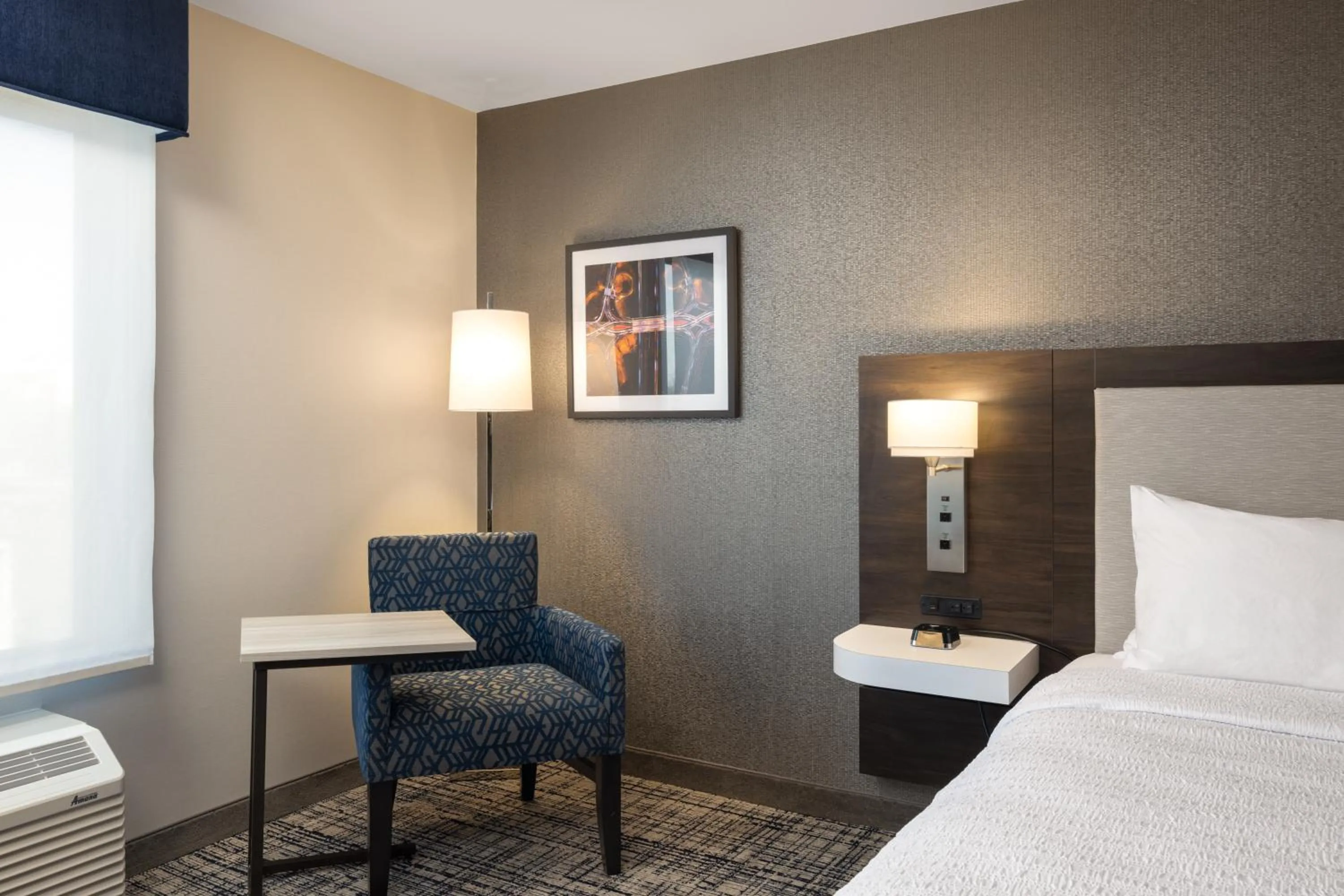 Bed in Hampton Inn & Suites Manteca