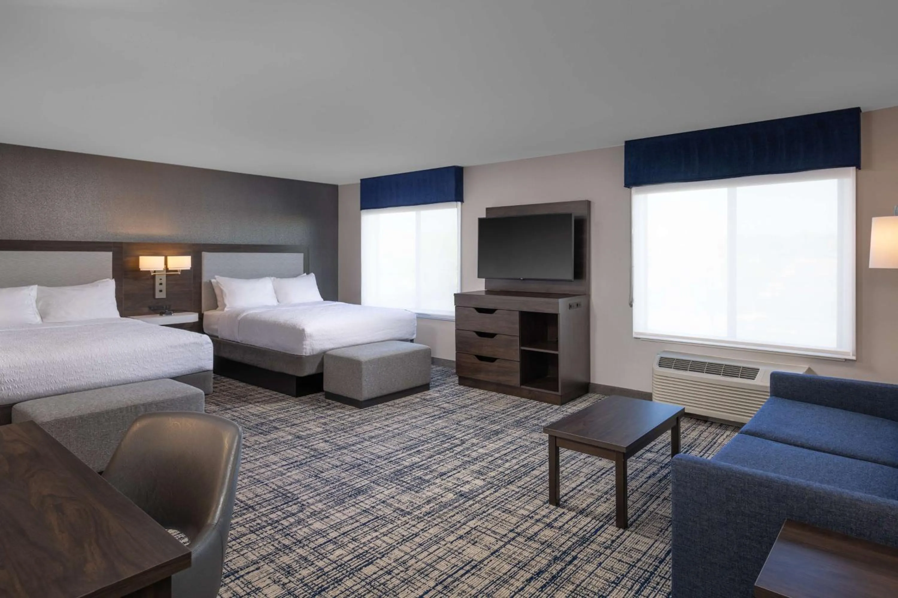 Bedroom, Bed in Hampton Inn & Suites Manteca