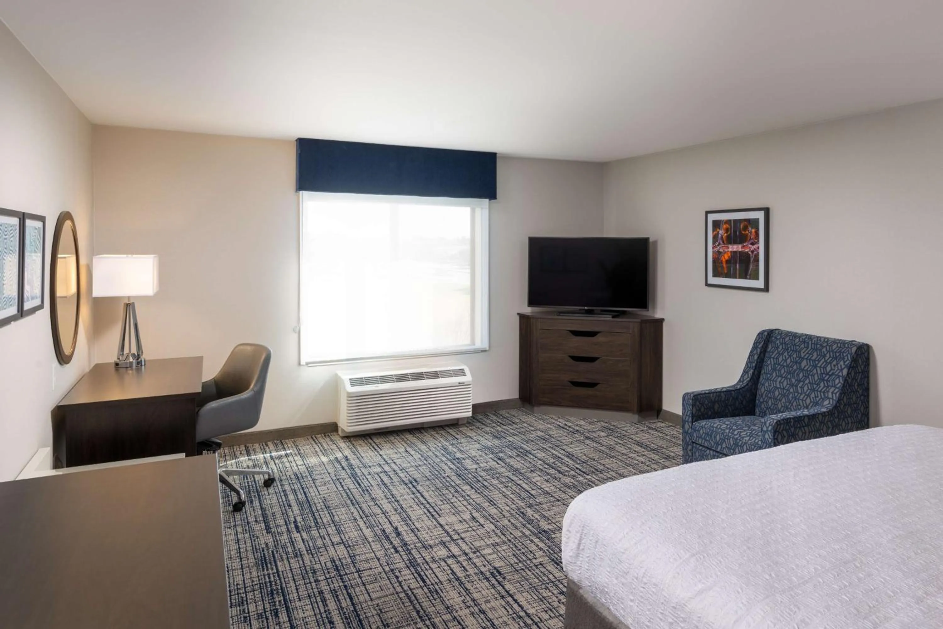 Bedroom, Bed in Hampton Inn & Suites Manteca