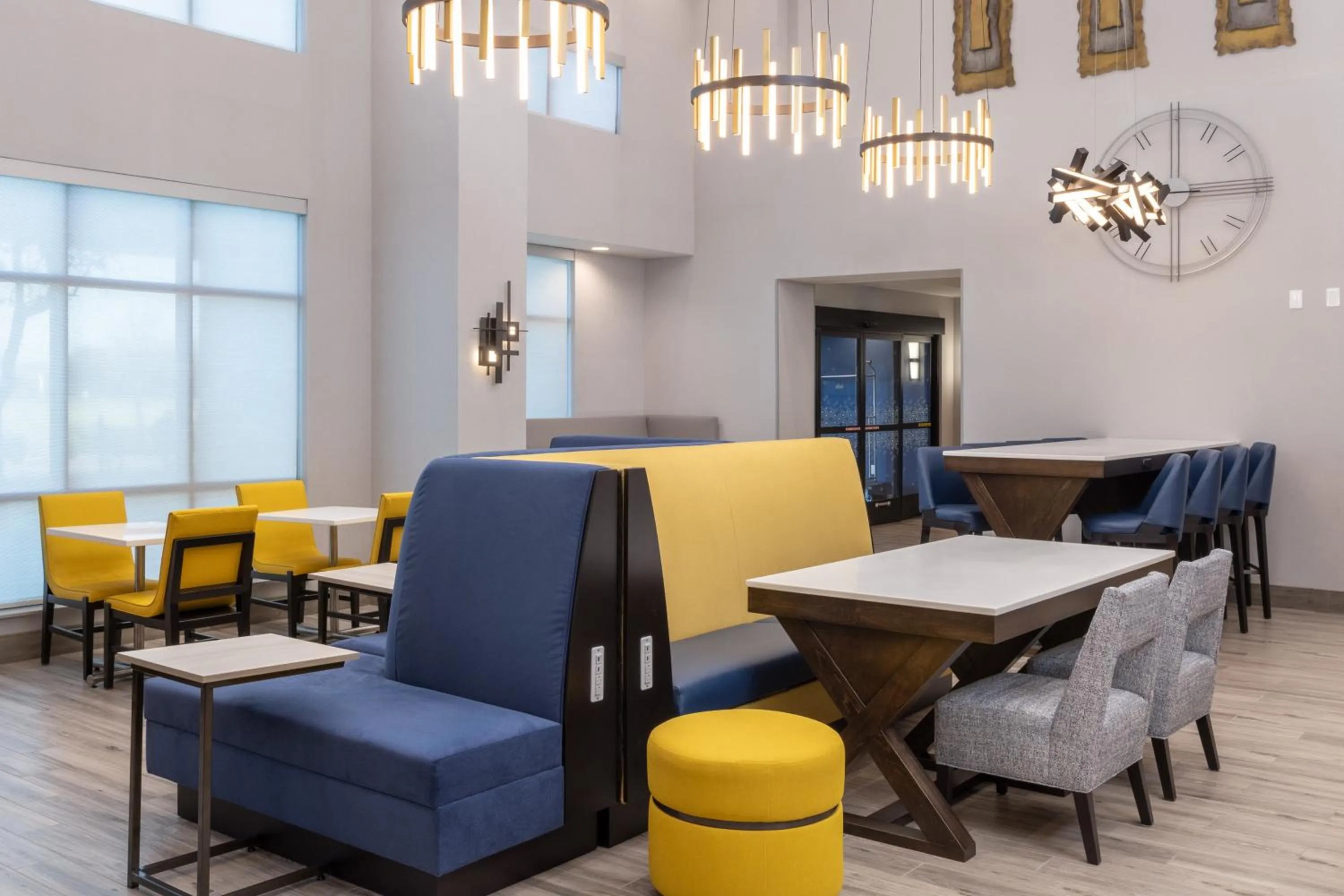 Seating area in Hampton Inn & Suites Manteca