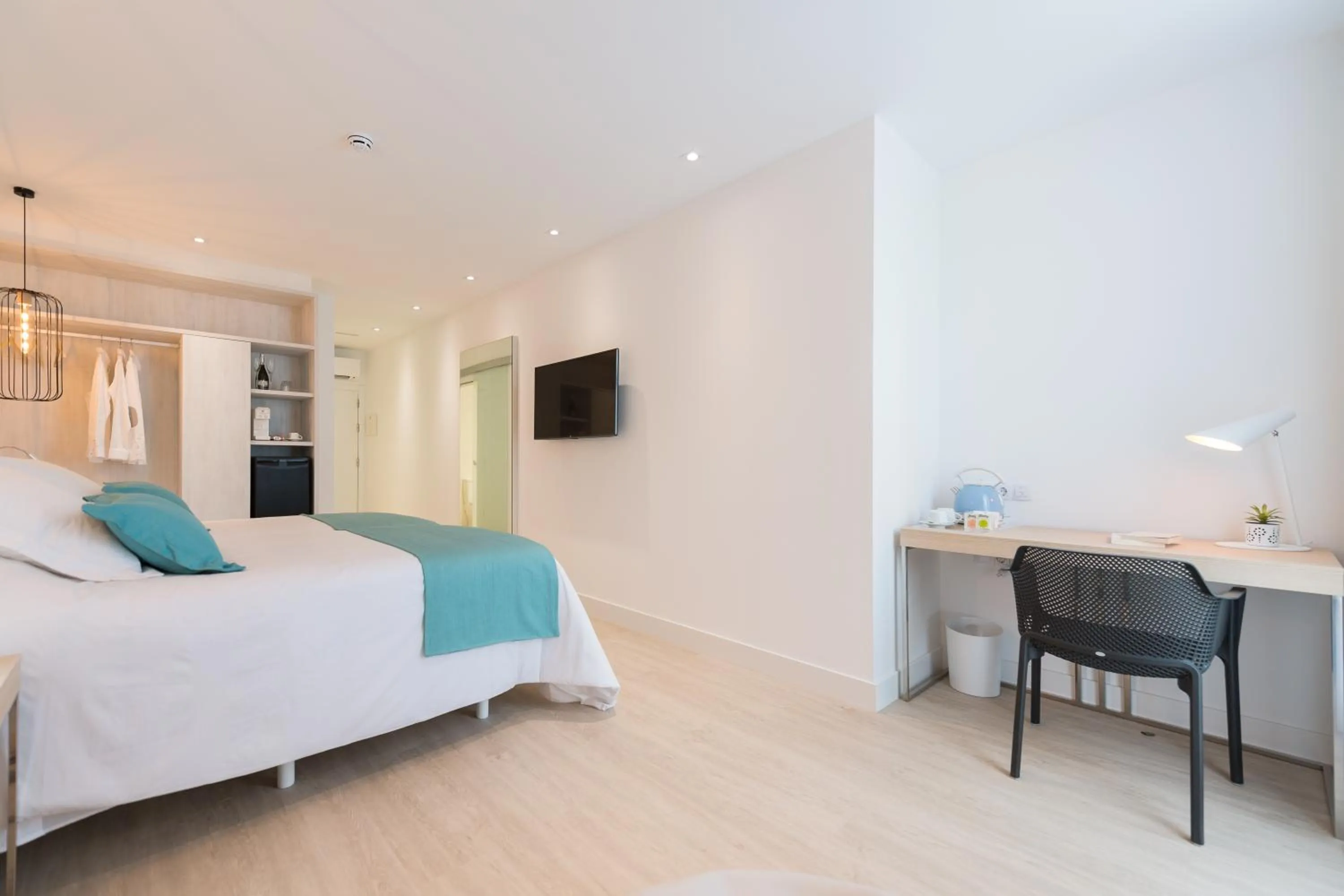 Seating area, Bed in HC Luxe