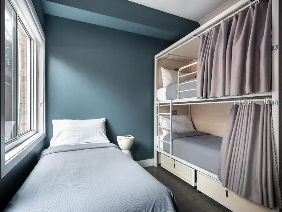 Bed in 3-Bed Mixed Dorm with Shared Bathroom in Manly Backpackers Bed in 3-Bed Mixed Dorm with Shared Bathroom in Manly Backpackers