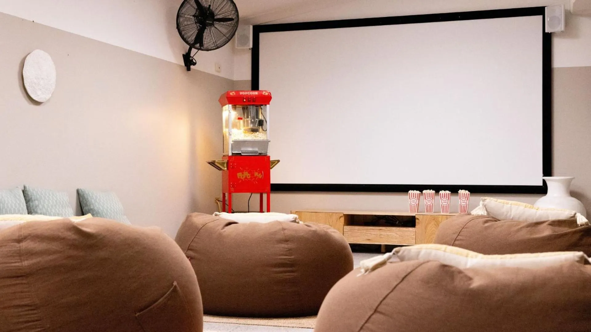 Communal lounge/ TV room in Stoke Beach House